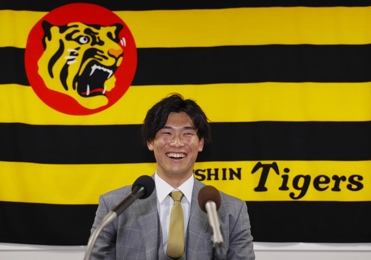 契約更改を終え、記者会見する湯浅京己（撮影・藤尾明華）
