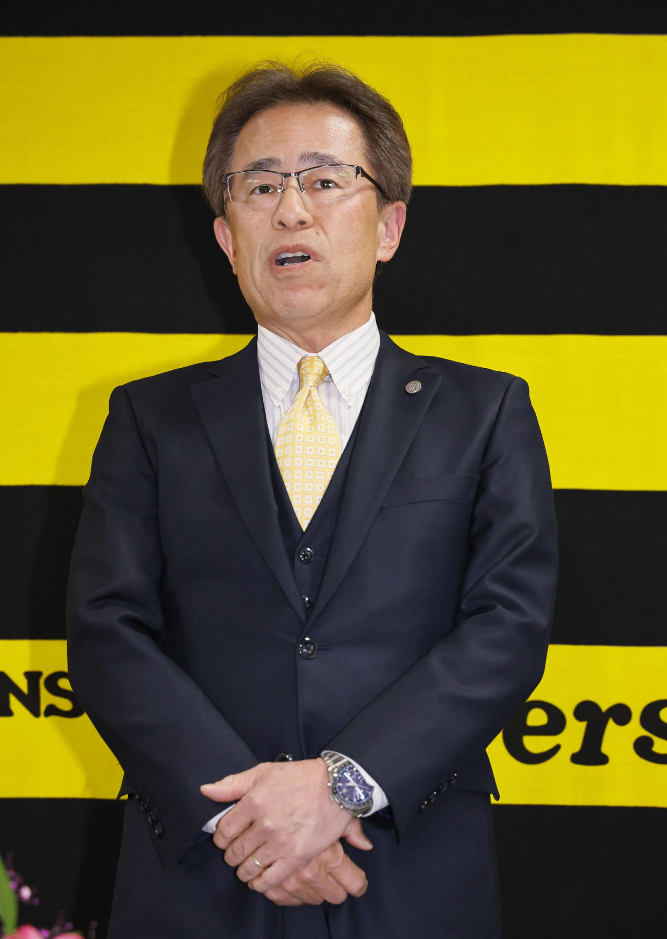 阪神の次期球団社長に決まり、記者会見であいさつする粟井副社長（撮影・藤尾明華）