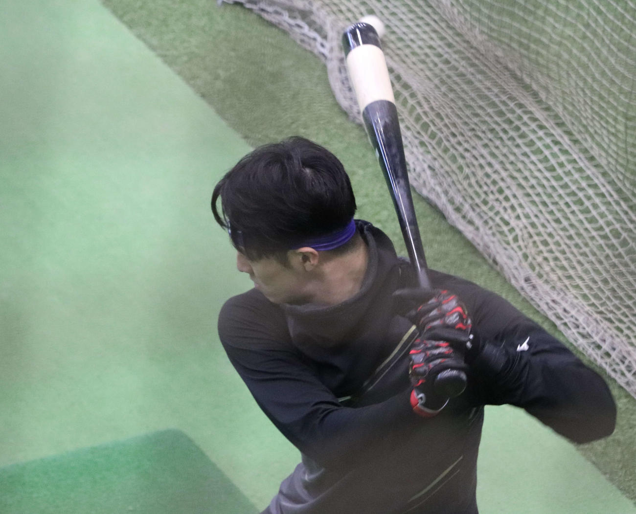 ジャイアンツ球場で自主トレする巨人若林（撮影・小早川宗一郎）
