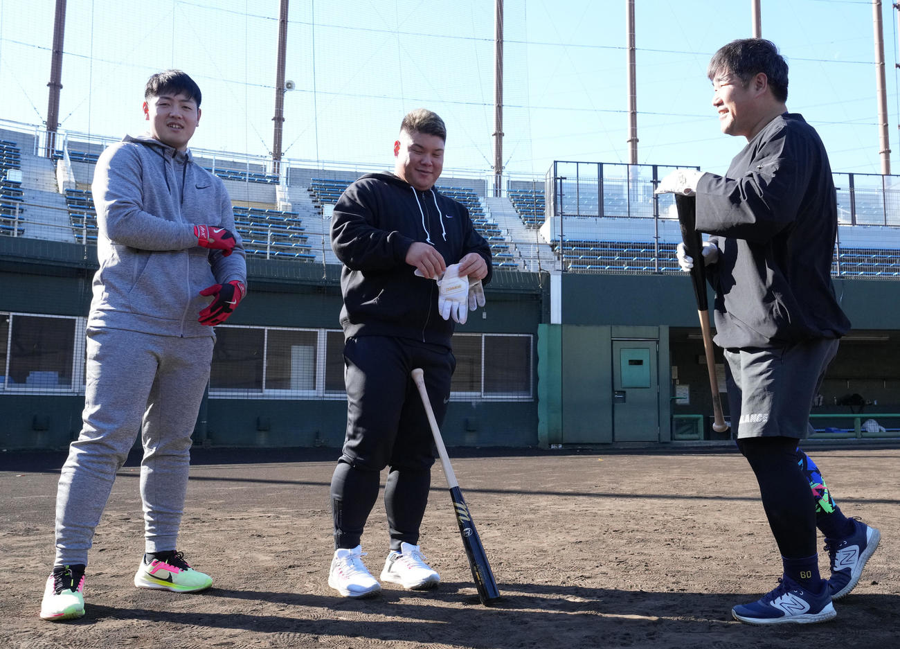 合同自主トレで笑顔の、左から巨人岡本和、西武渡部、中村