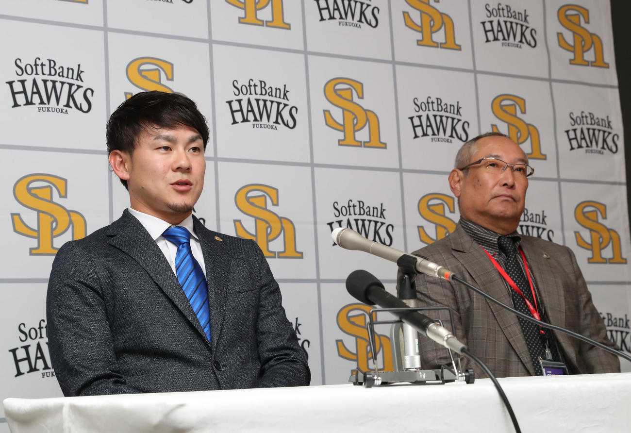 会見で記者の質問に答える牧原大成、右は高橋弁護士（撮影・冨田成美）