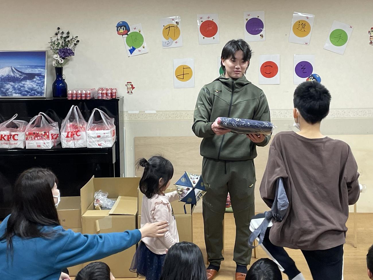 千葉・船橋市内の児童養護施設・恩寵園の子どもたちへチキン、グッズをプレゼントしたヤクルト長岡