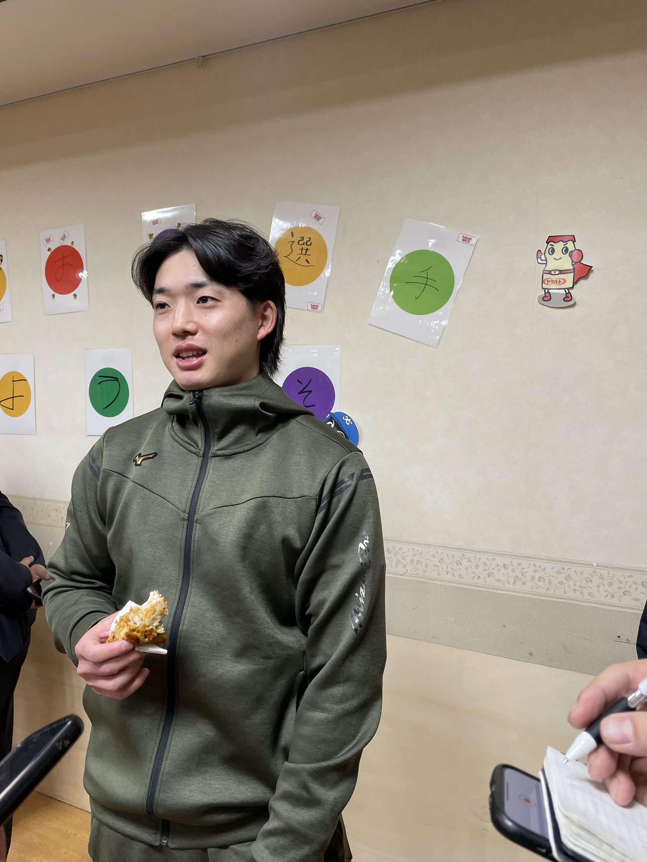 千葉・船橋市内の児童養護施設・恩寵園の子どもたちへチキンを届け、チキンを手に囲み取材を受けるヤクルト長岡