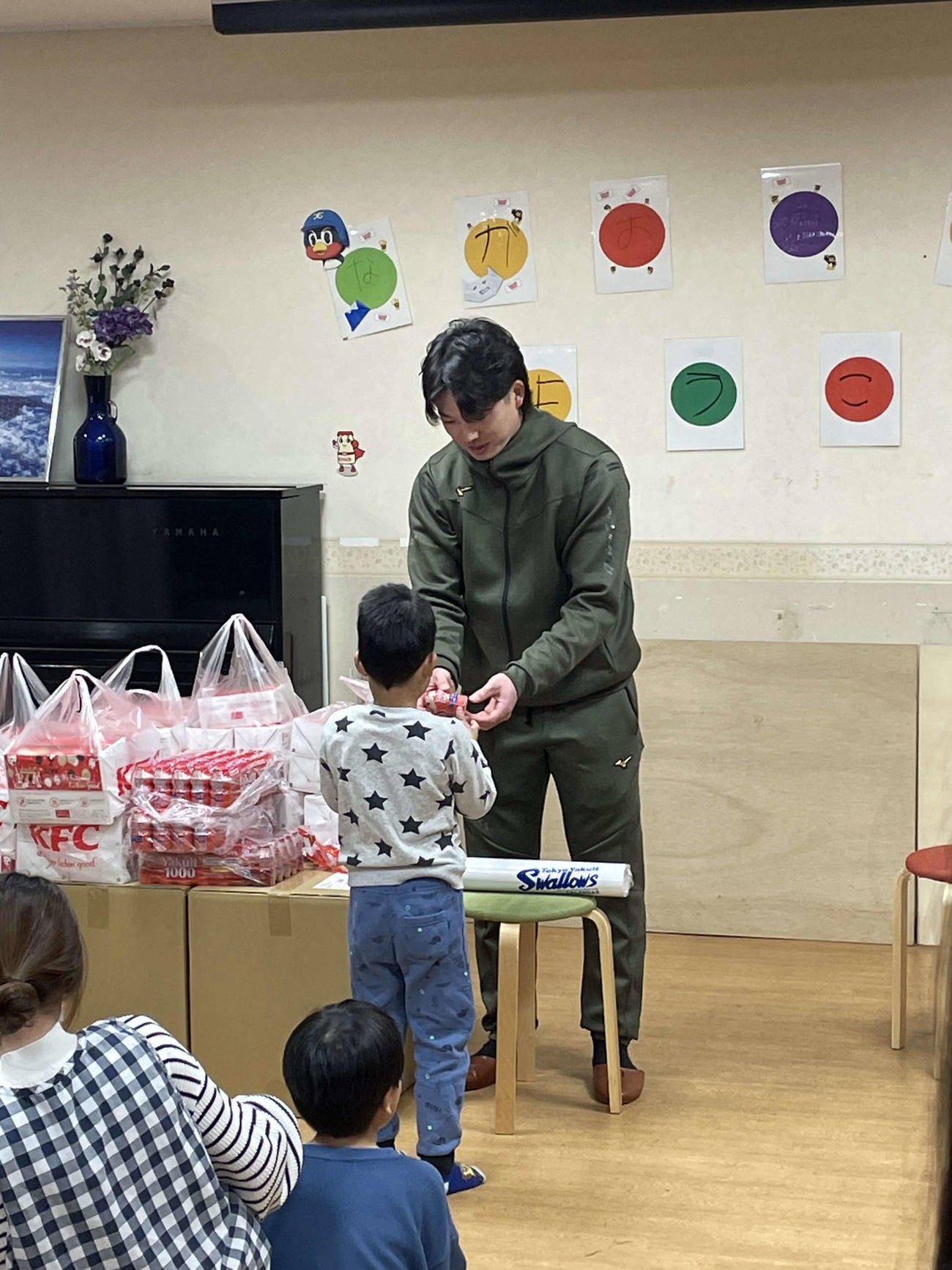 千葉・船橋市内の児童養護施設・恩寵園の子どもたちへチキン、ヤクルト、グッズをプレゼントしたヤクルト長岡