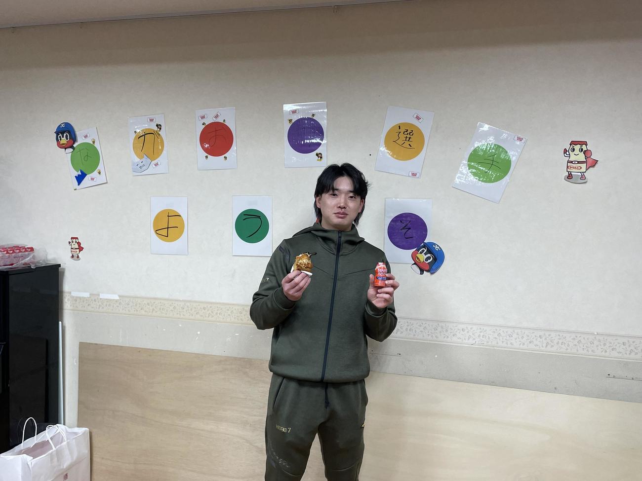 千葉・船橋市内の児童養護施設・恩寵園の子どもたちへチキン、ヤクルト、グッズをプレゼントしたヤクルト長岡