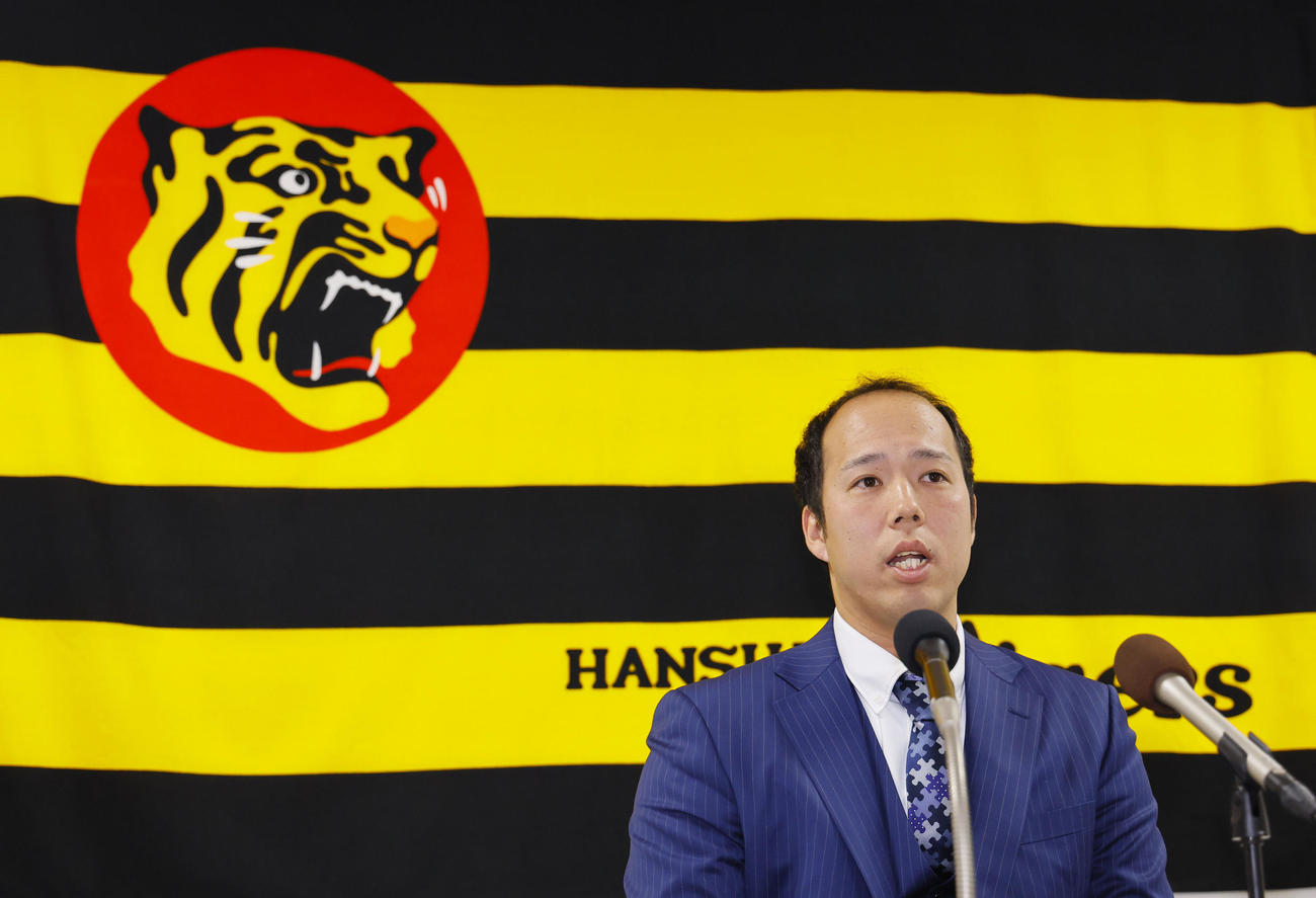 契約更改を終え、記者会見する青柳（撮影・藤尾明華）