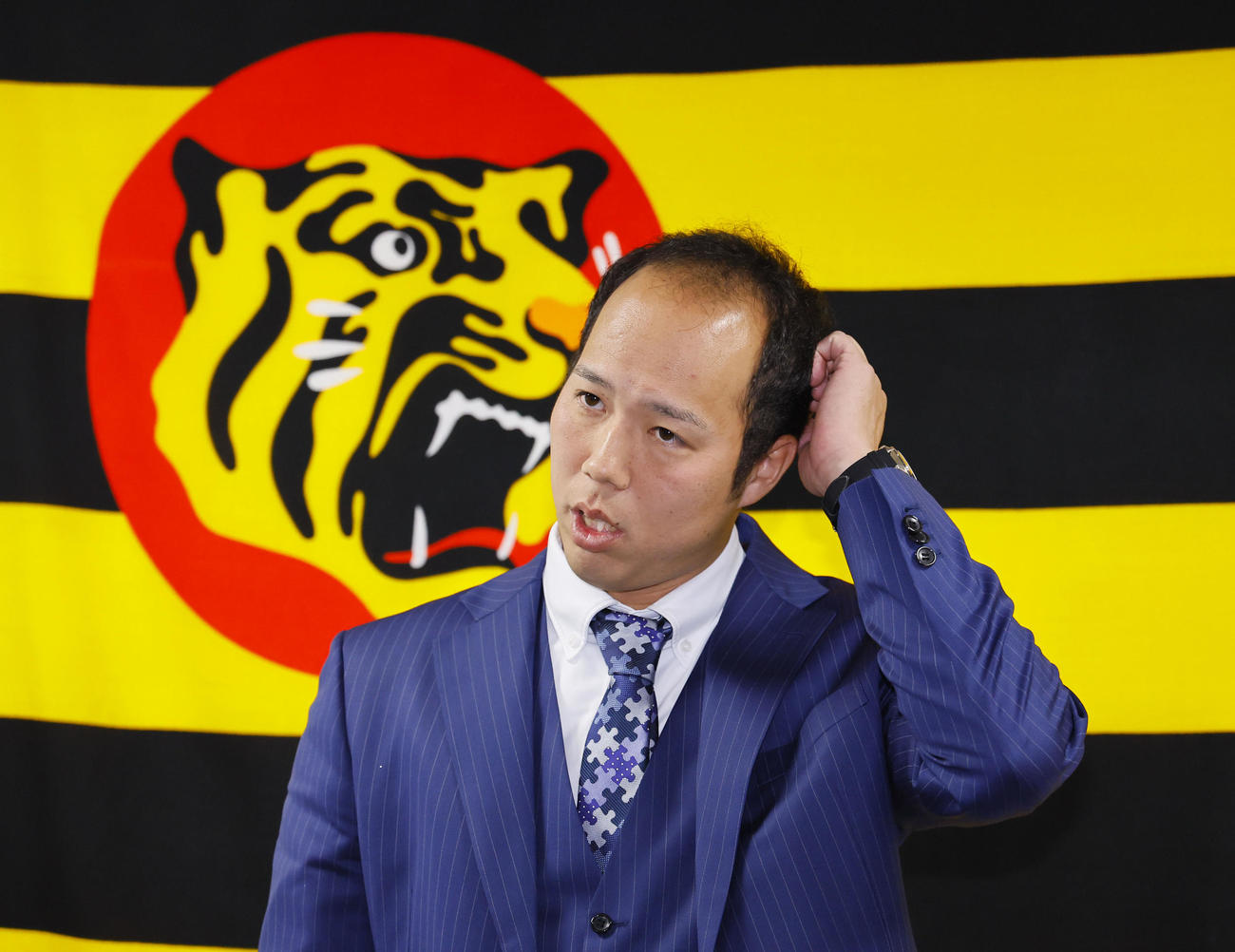 契約更改を終え、取材に応じる青柳（撮影・藤尾明華）