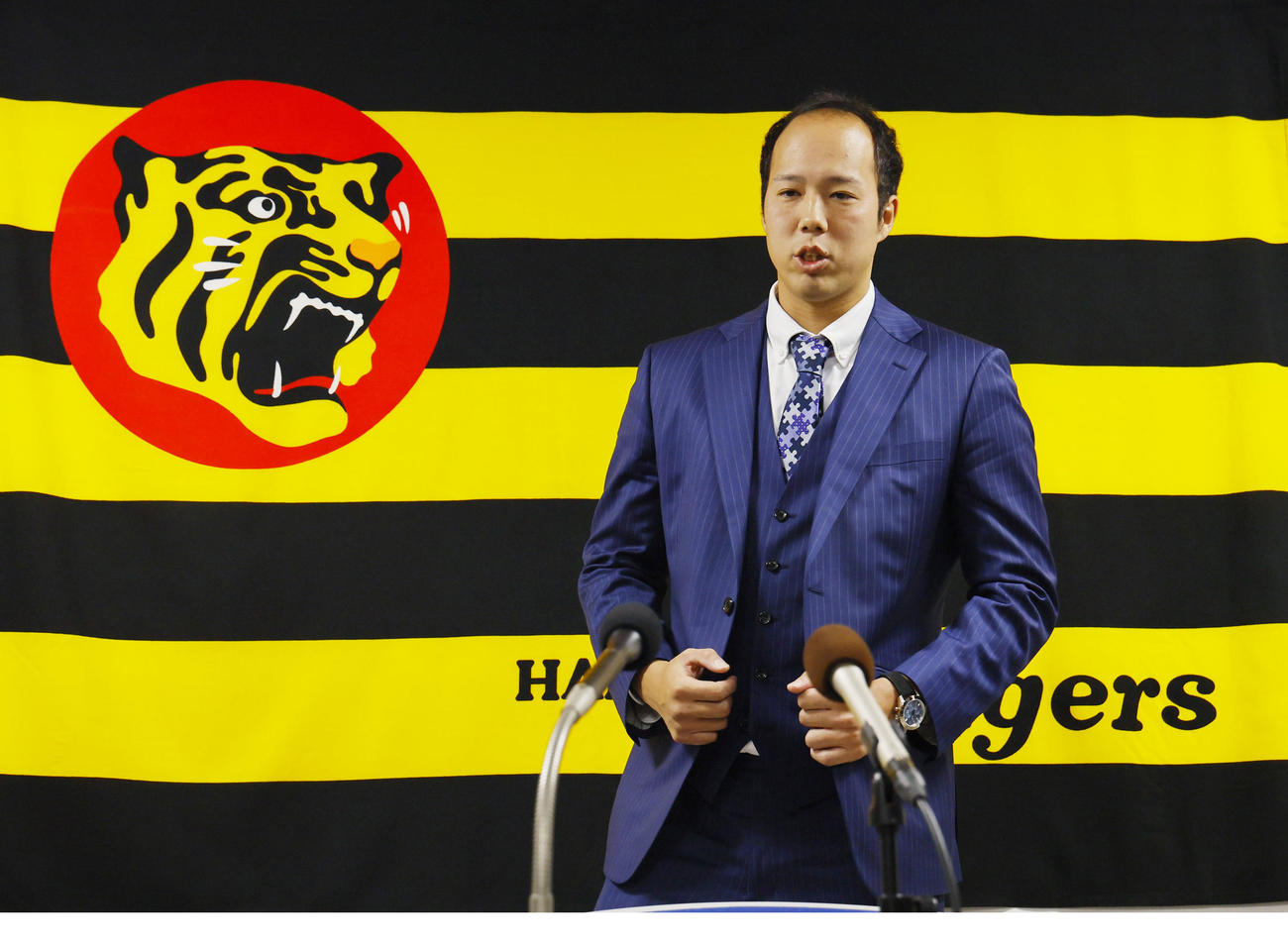 契約更改を終え、会見場を後にする青柳（撮影・藤尾明華）