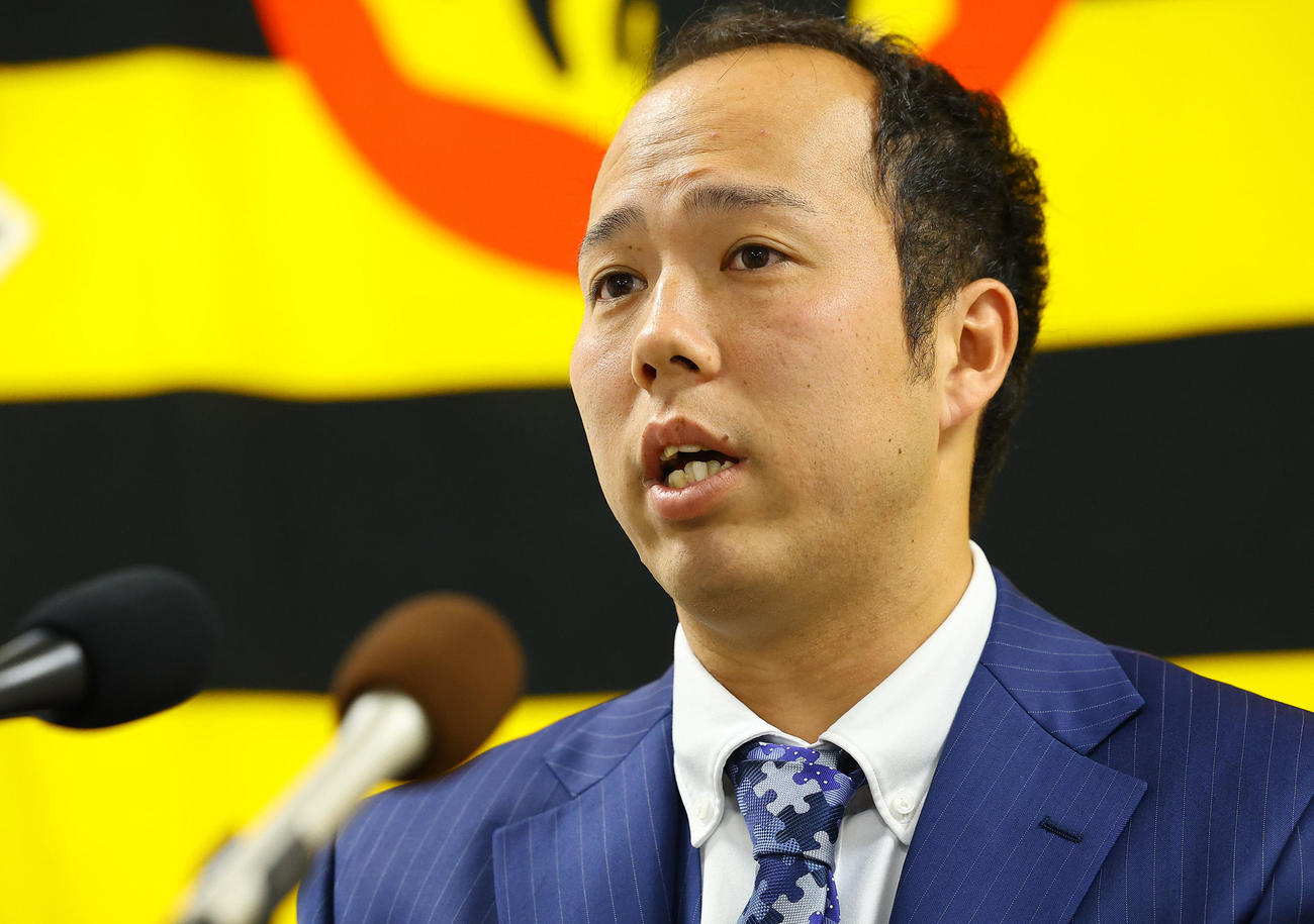 契約更改を終え、記者会見する青柳（撮影・藤尾明華）