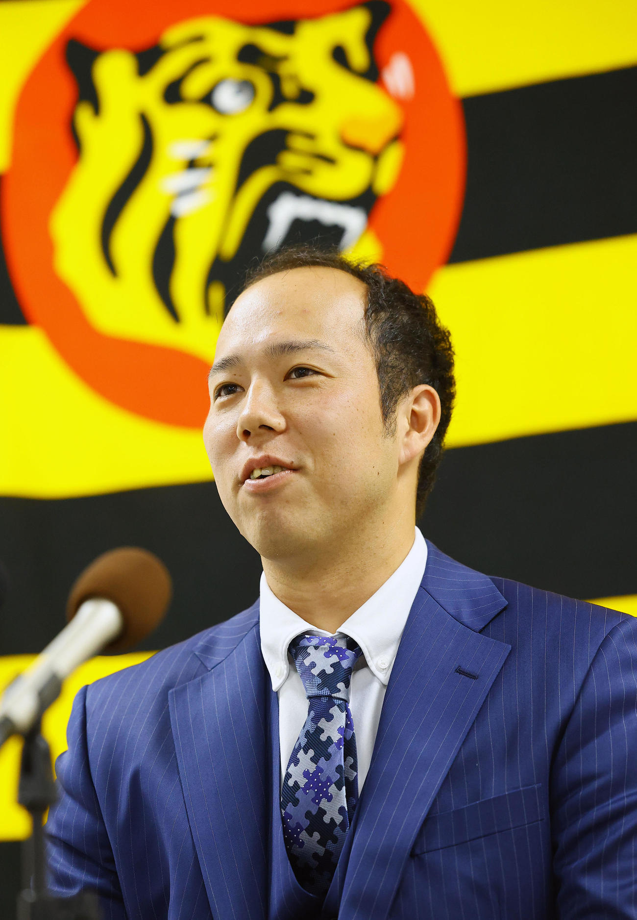 契約更改を終え、記者会見する青柳（撮影・藤尾明華）