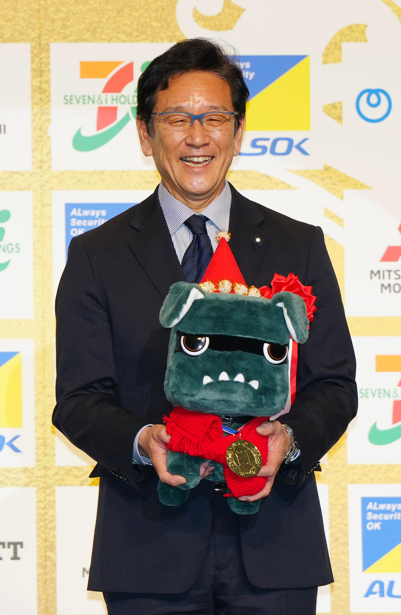 侍ジャパンが日本プロスポーツ大賞の「大賞」を受賞。式典で笑顔を見せる前監督の栗山氏（撮影・江口和貴）