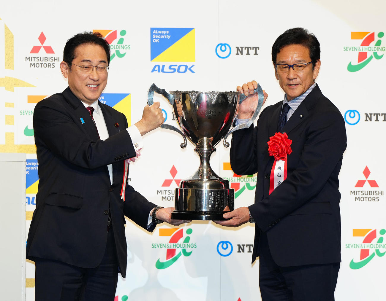 侍ジャパンが日本プロスポーツ大賞の「大賞」を受賞。式典で岸田首相（左）から大賞杯を受け取る前監督の栗山氏（撮影・江口和貴）