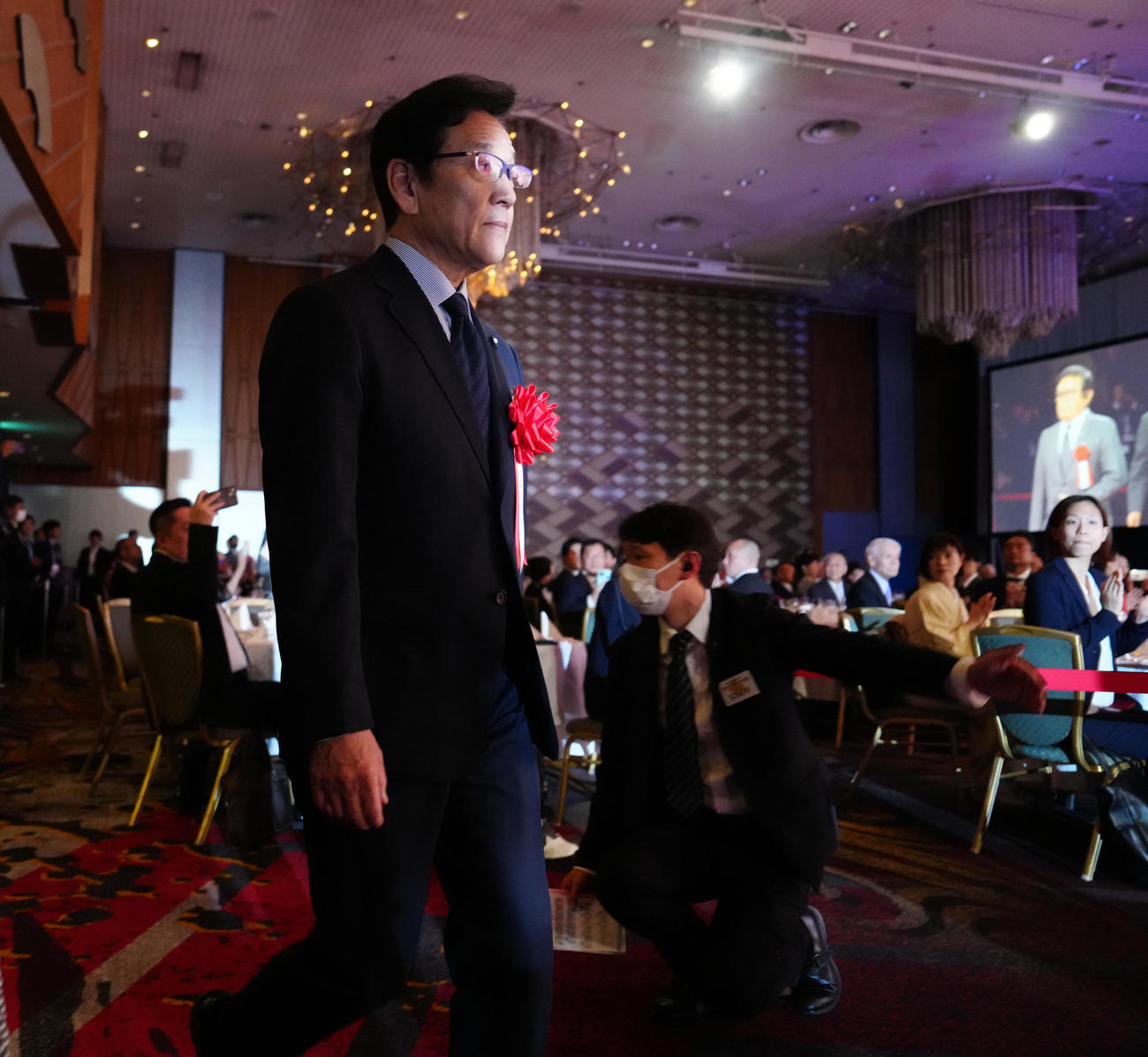日本プロスポーツ大賞授賞式典で入場する侍ジャパン前監督の栗山氏（撮影・江口和貴）