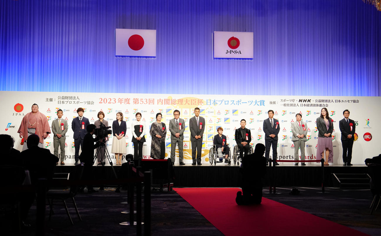 日本プロスポーツ大賞授賞式典で登壇する侍ジャパン前監督の栗山氏（右端）ら（撮影・江口和貴）