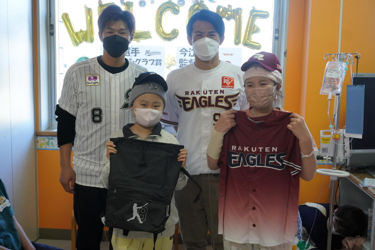 千葉県こども病院で子どもたちと交流した楽天今江監督（後列右）とロッテ中村奨（同左）（代表撮影）