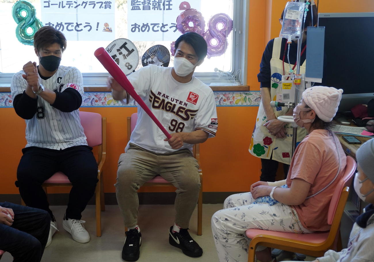 千葉県こども病院で子どもたちと交流した楽天今江監督（中央）とロッテ中村奨（左）（代表撮影）