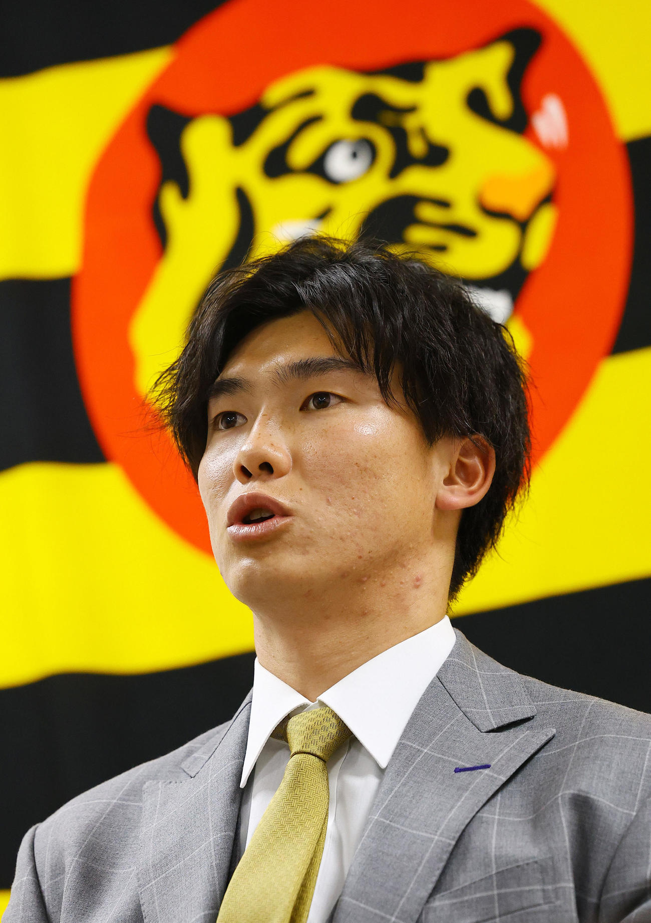 契約更改を終え、記者会見する湯浅（撮影・藤尾明華）