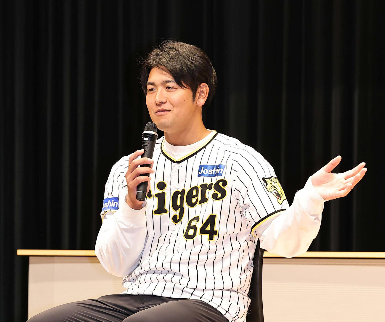 ファンの質問に答える岡留（撮影・上田博志）
