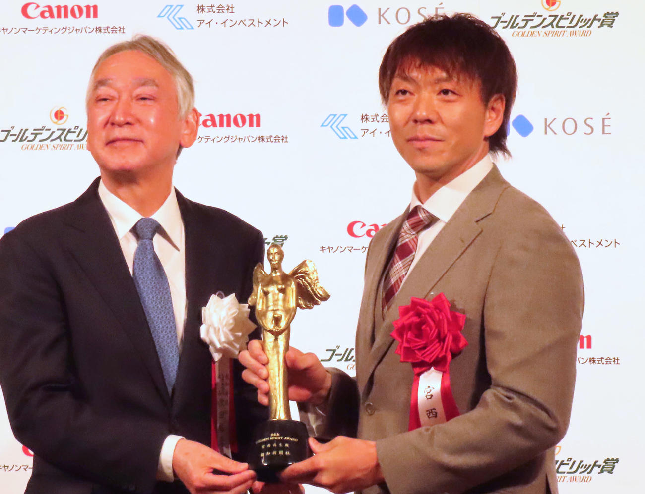 「ゴールデンスピリット賞」を受賞し、トロフィーを手渡される日本ハム宮西（右）（撮影・黒須亮）