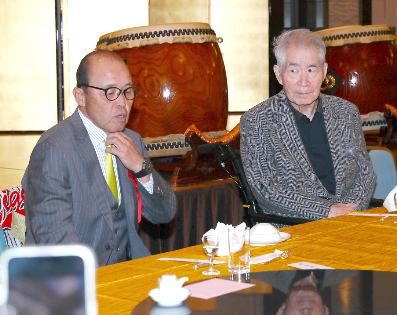 京都岡田会の優勝祝賀会の阪神岡田監督（左）とノーベル医学生理学賞を受賞した本庶佑氏（撮影・上山淳一）