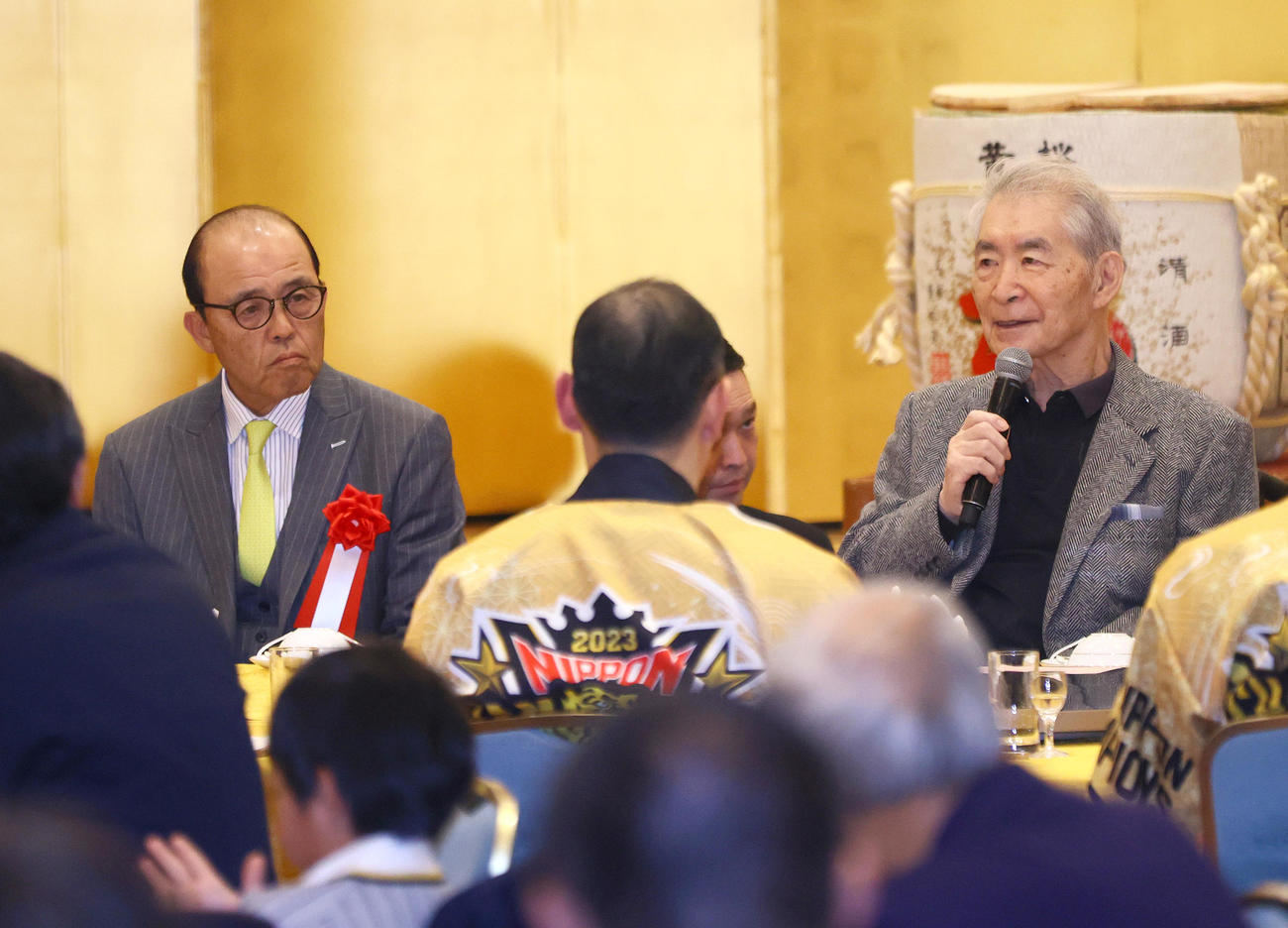 京都岡田会の優勝祝賀会であいさつするノーベル医学生理学賞を受賞した本庶佑氏（右）。左は阪神岡田監督（撮影・上山淳一）