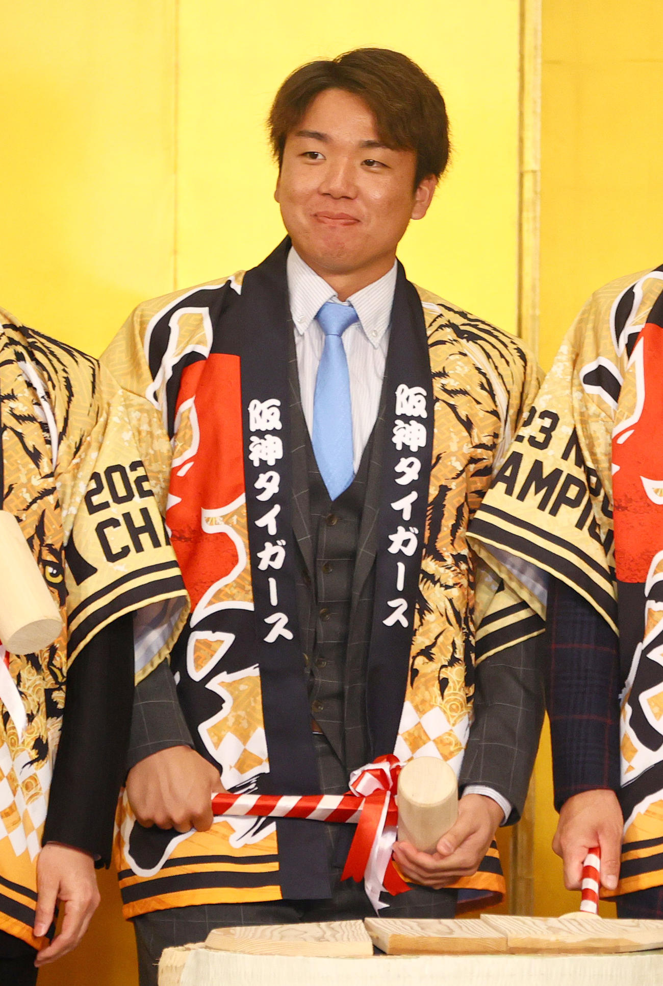 京都岡田会の優勝祝賀会で笑顔を見せる阪神村上（撮影・上山淳一）