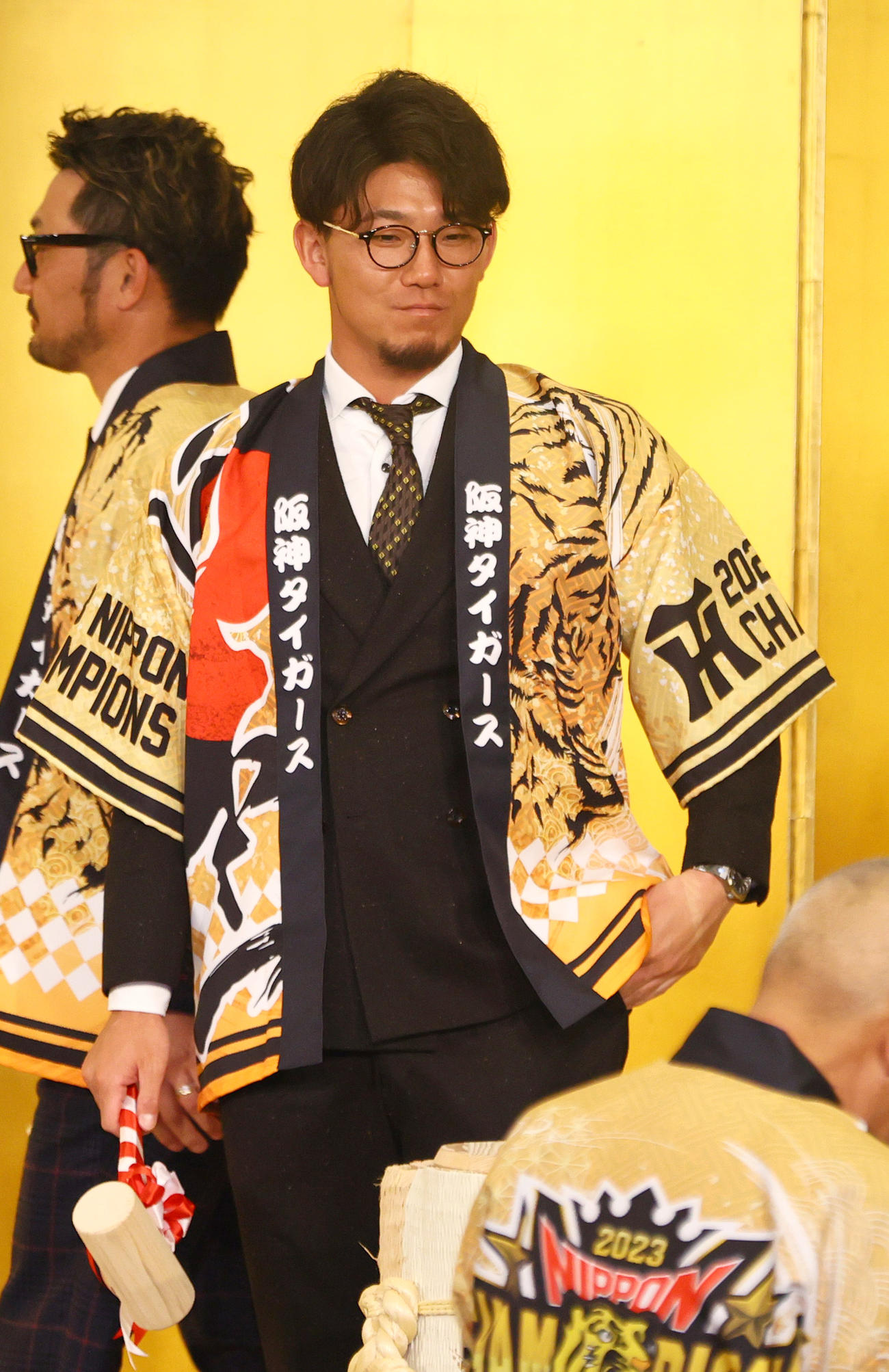 京都岡田会の優勝祝賀会で笑顔を見せる阪神伊藤将（撮影・上山淳一）