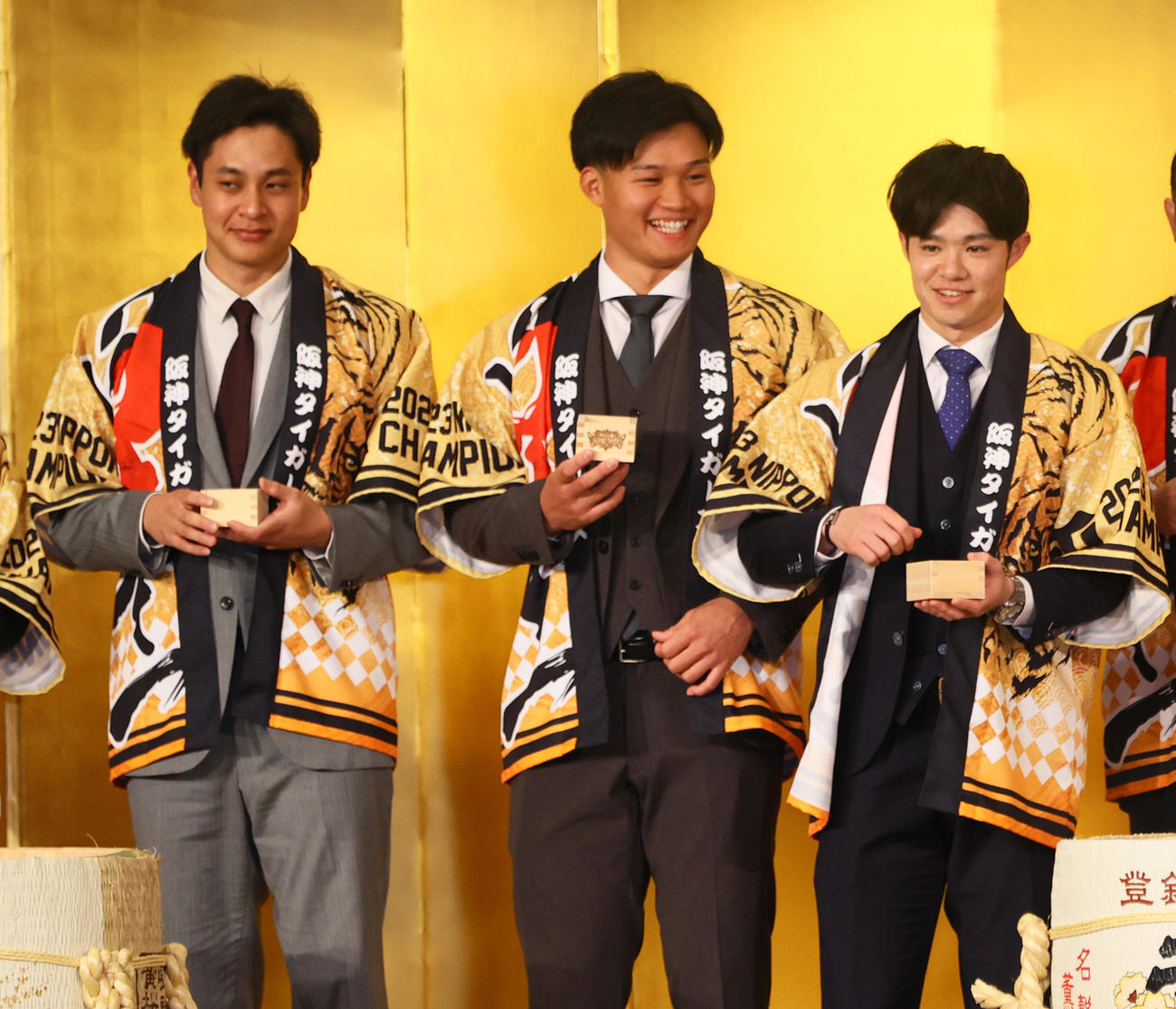 京都岡田会の優勝祝賀会で笑顔を見せる、左から阪神大竹、森下、中野（撮影・上山淳一）