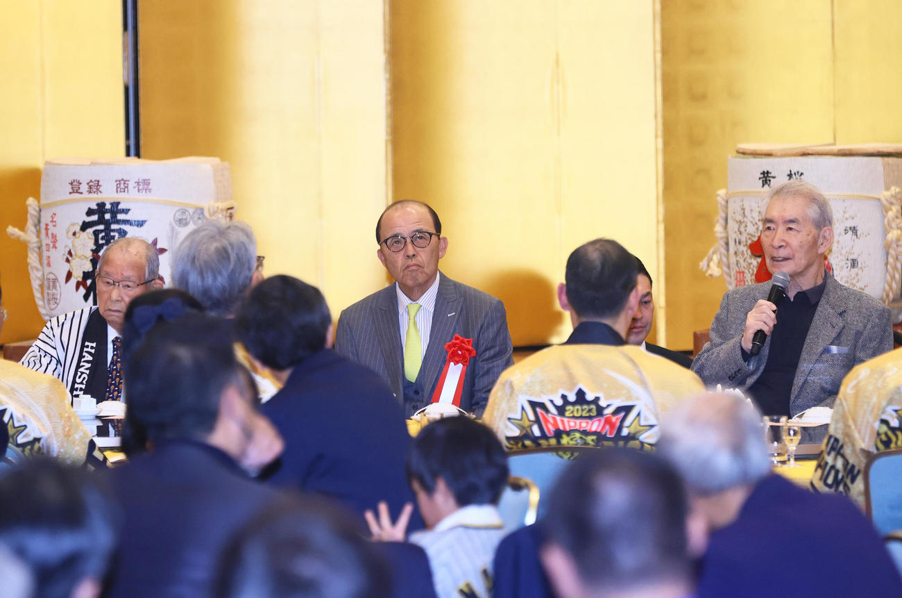 京都岡田会の優勝祝賀会であいさつするノーベル医学生理学賞を受賞した本庶佑氏（右）。中央は阪神岡田監督。左は日刊スポーツ評論家の吉田義男氏（撮影・上山淳一）