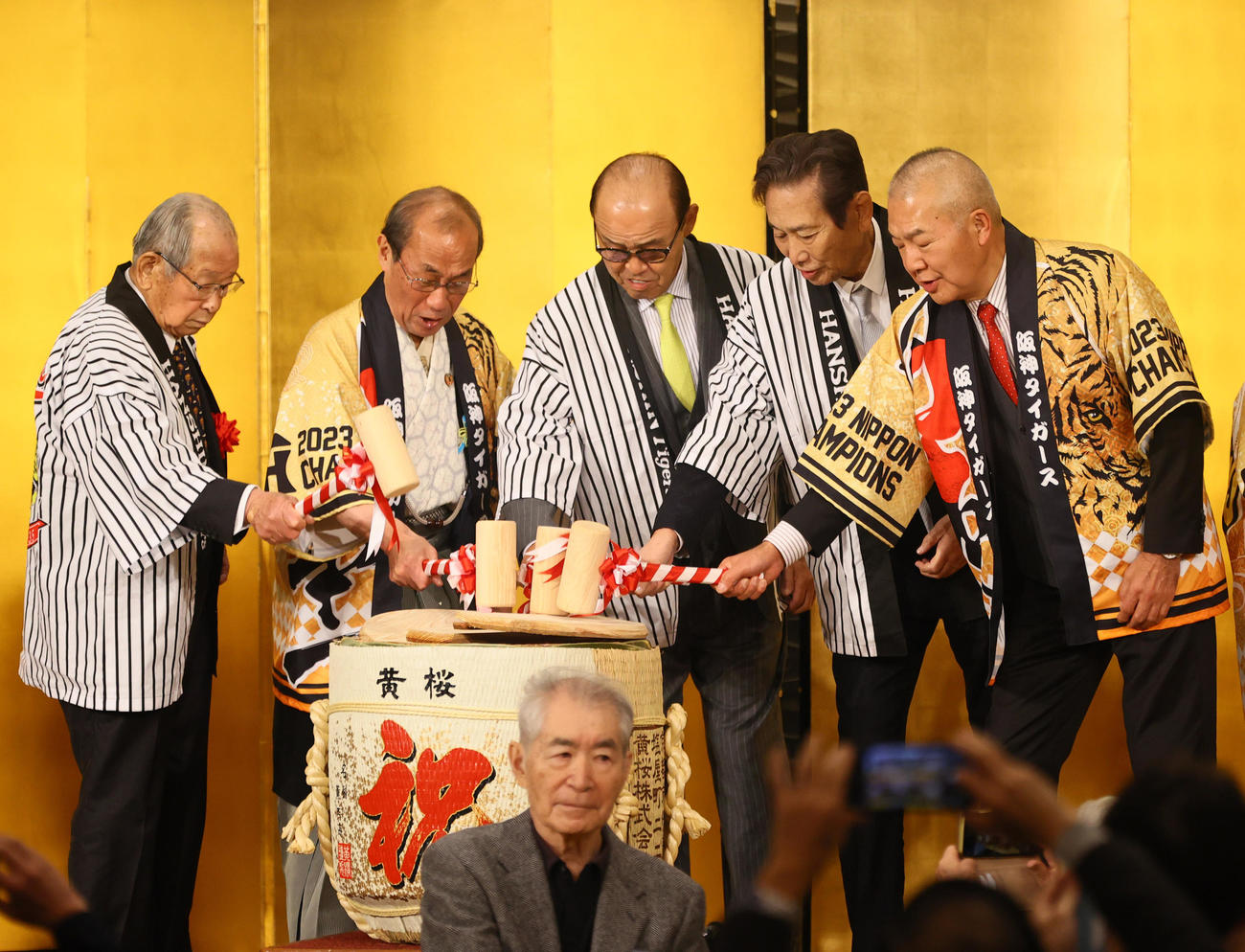 京都岡田会主催の優勝祝賀会で鏡開きする阪神岡田監督（中央）ら。左は日刊スポーツ評論家の吉田氏。手前はノーベル医学生理学賞受賞の本庶氏（撮影・上山淳一）
