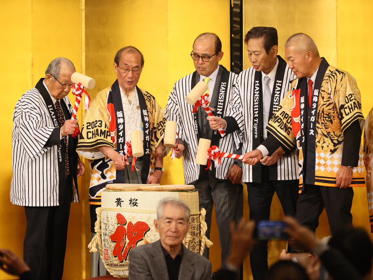 京都岡田会主催の優勝祝賀会で鏡開きする阪神岡田監督（中央）ら。左は日刊スポーツ評論家の吉田義男氏。手前はノーベル医学生理学賞受賞の本庶佑氏（撮影・上山淳一）