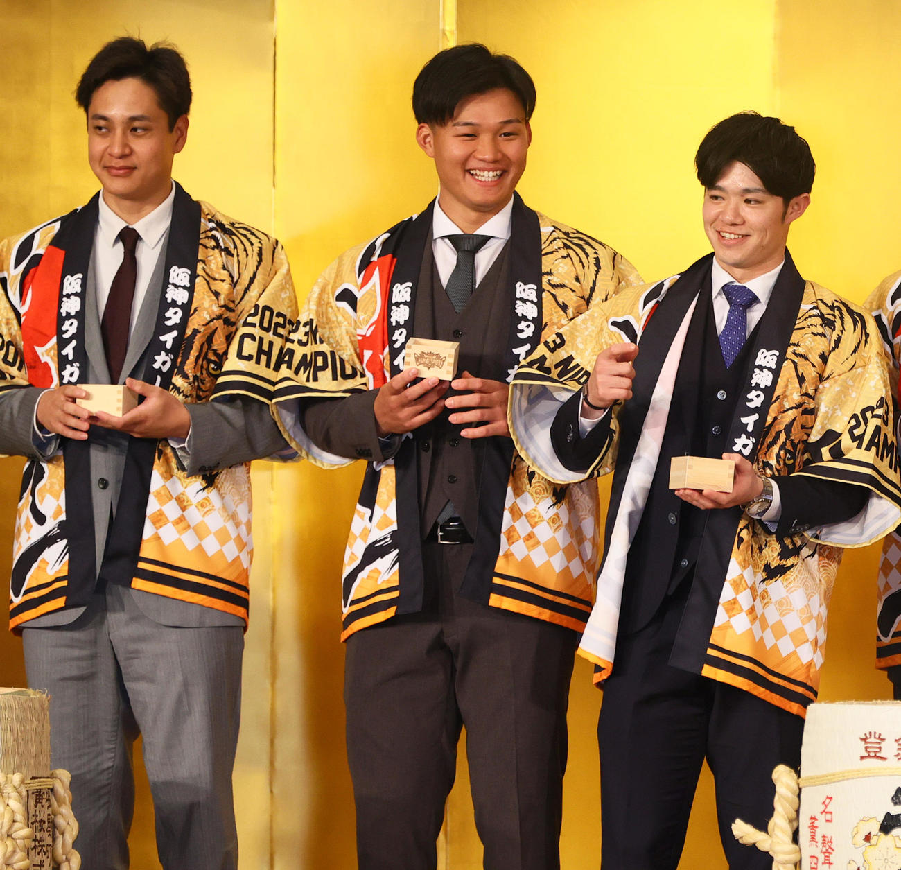 京都岡田会の優勝祝賀会で笑顔を見せる、左から阪神大竹、森下、中野（撮影・上山淳一）