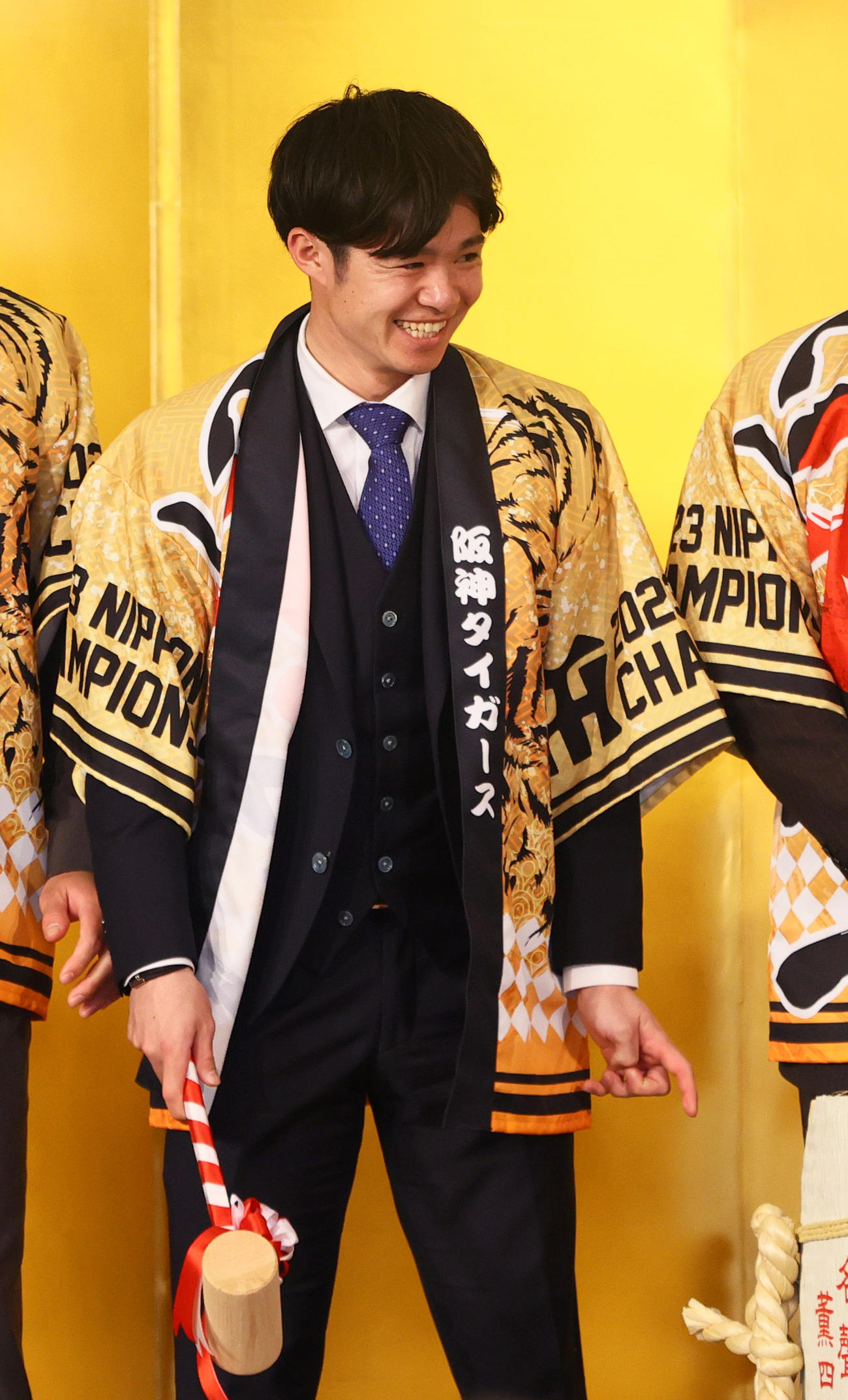 京都岡田会の優勝祝賀会で笑顔を見せる阪神中野（撮影・上山淳一）