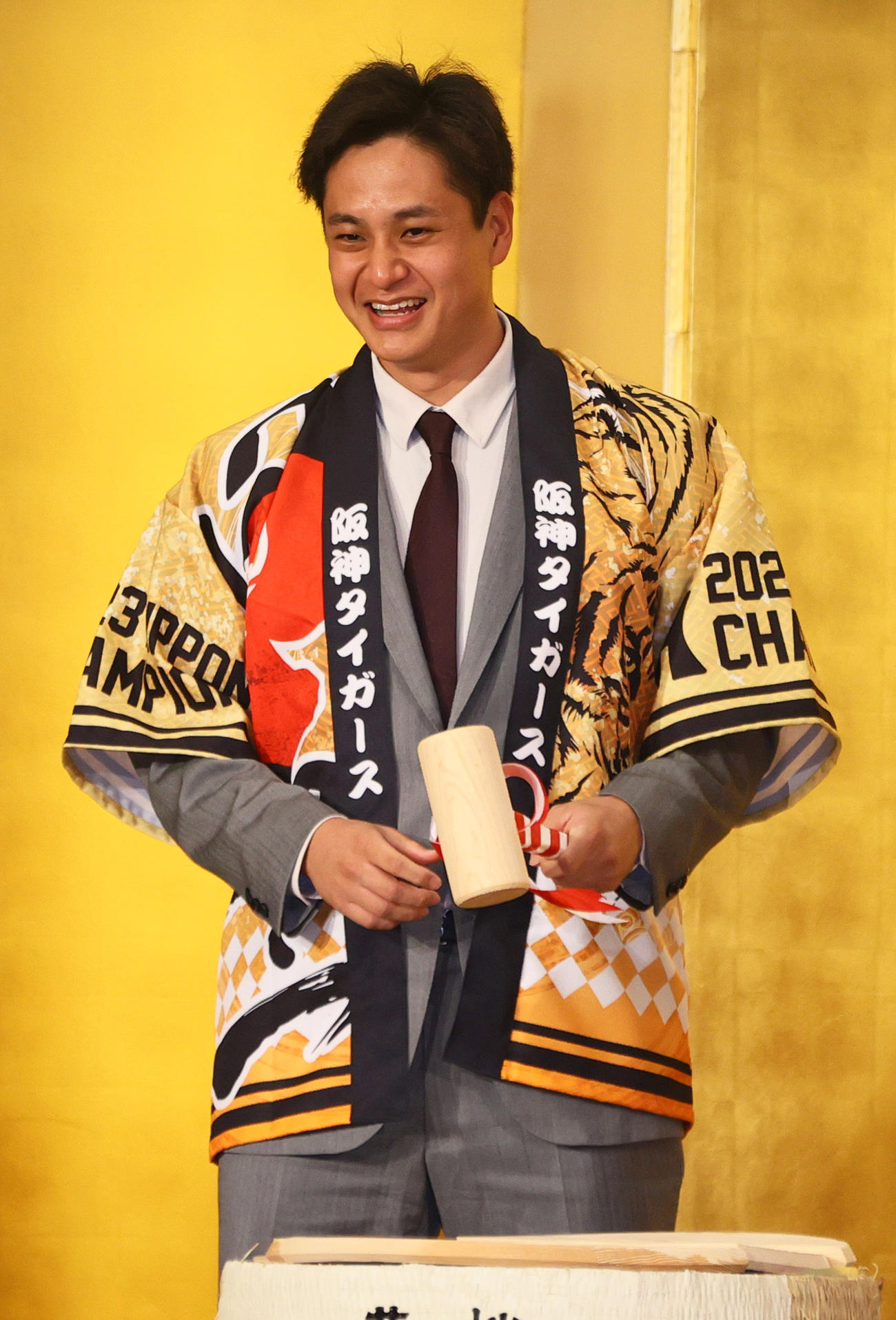 京都岡田会の優勝祝賀会で笑顔を見せる阪神大竹（撮影・上山淳一）