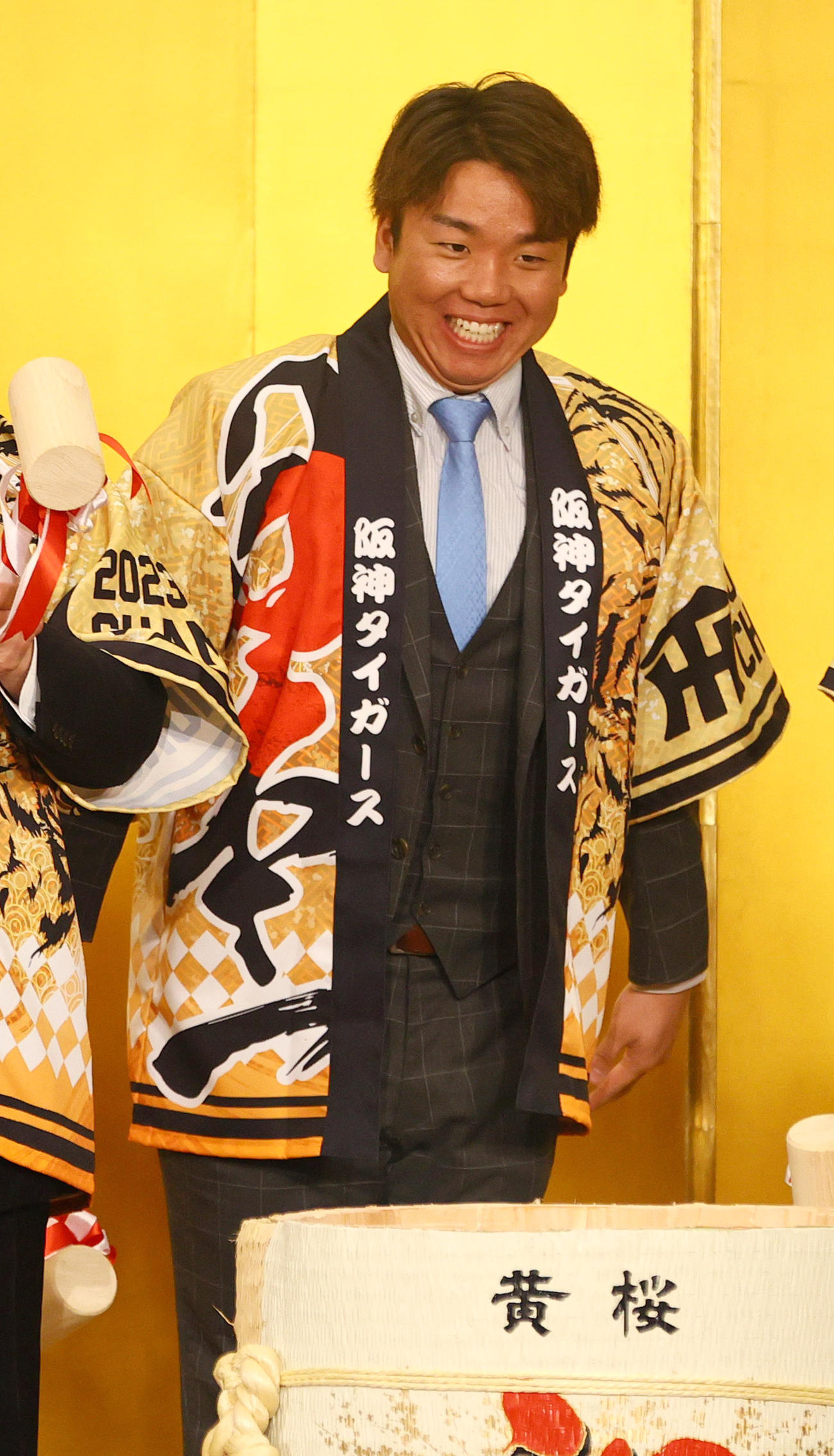 京都岡田会の優勝祝賀会で笑顔を見せる阪神村上（撮影・上山淳一）