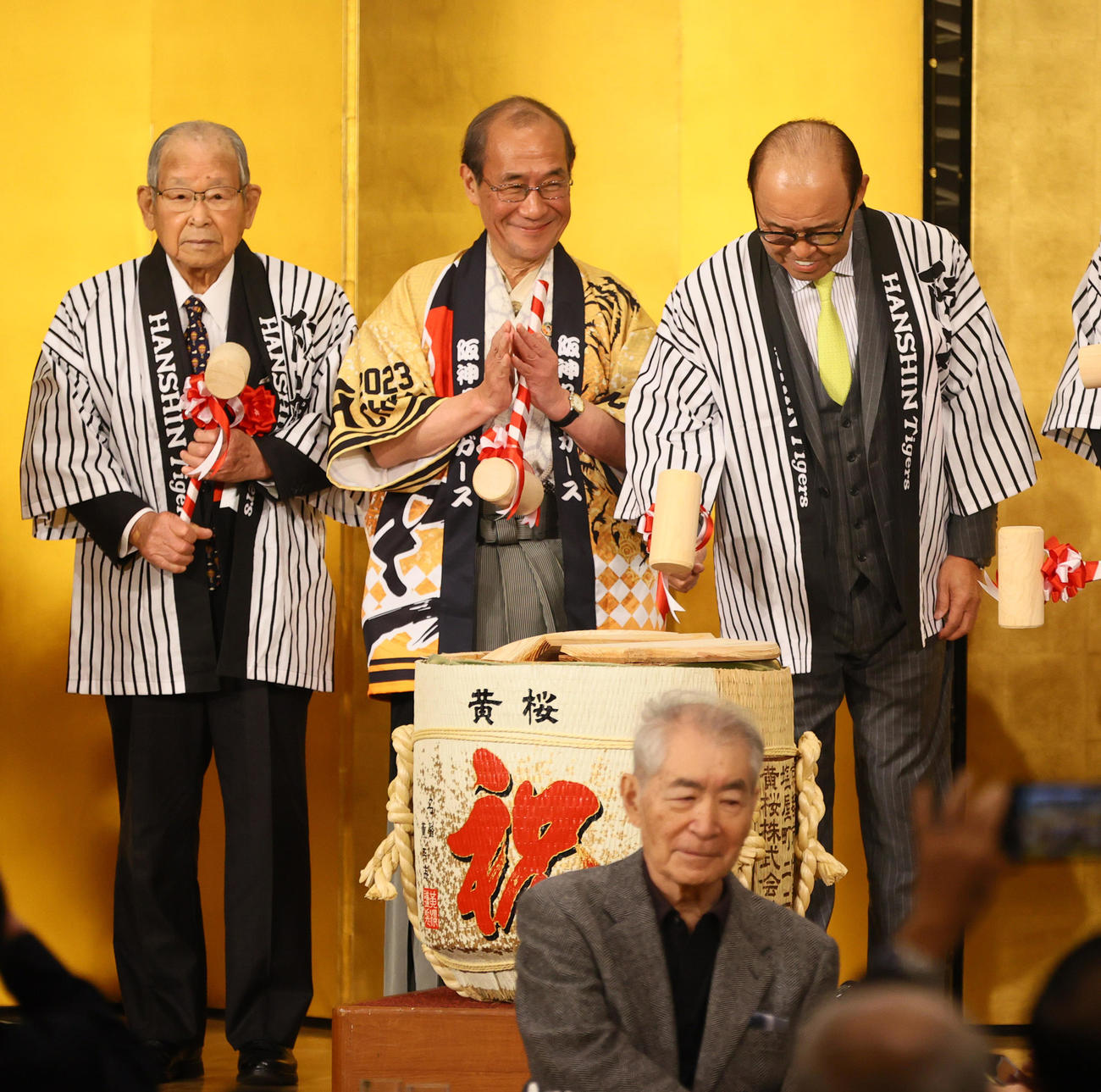 京都岡田会の優勝祝賀会で鏡開きする阪神岡田監督（右）。左は日刊スポーツ評論家の吉田義男氏。手前はノーベル医学生理学賞受賞の本庶佑氏（撮影・上山淳一）