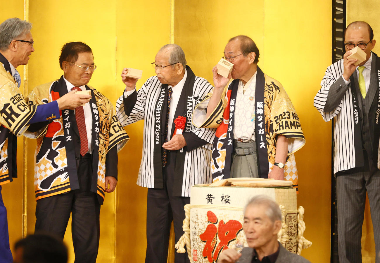 京都岡田会の優勝祝賀会で乾杯する日刊スポーツ評論家の吉田義男氏（中央）。右端は阪神岡田監督、手前はノーベル医学生理学賞を受賞した本庶佑氏（撮影・上山淳一）