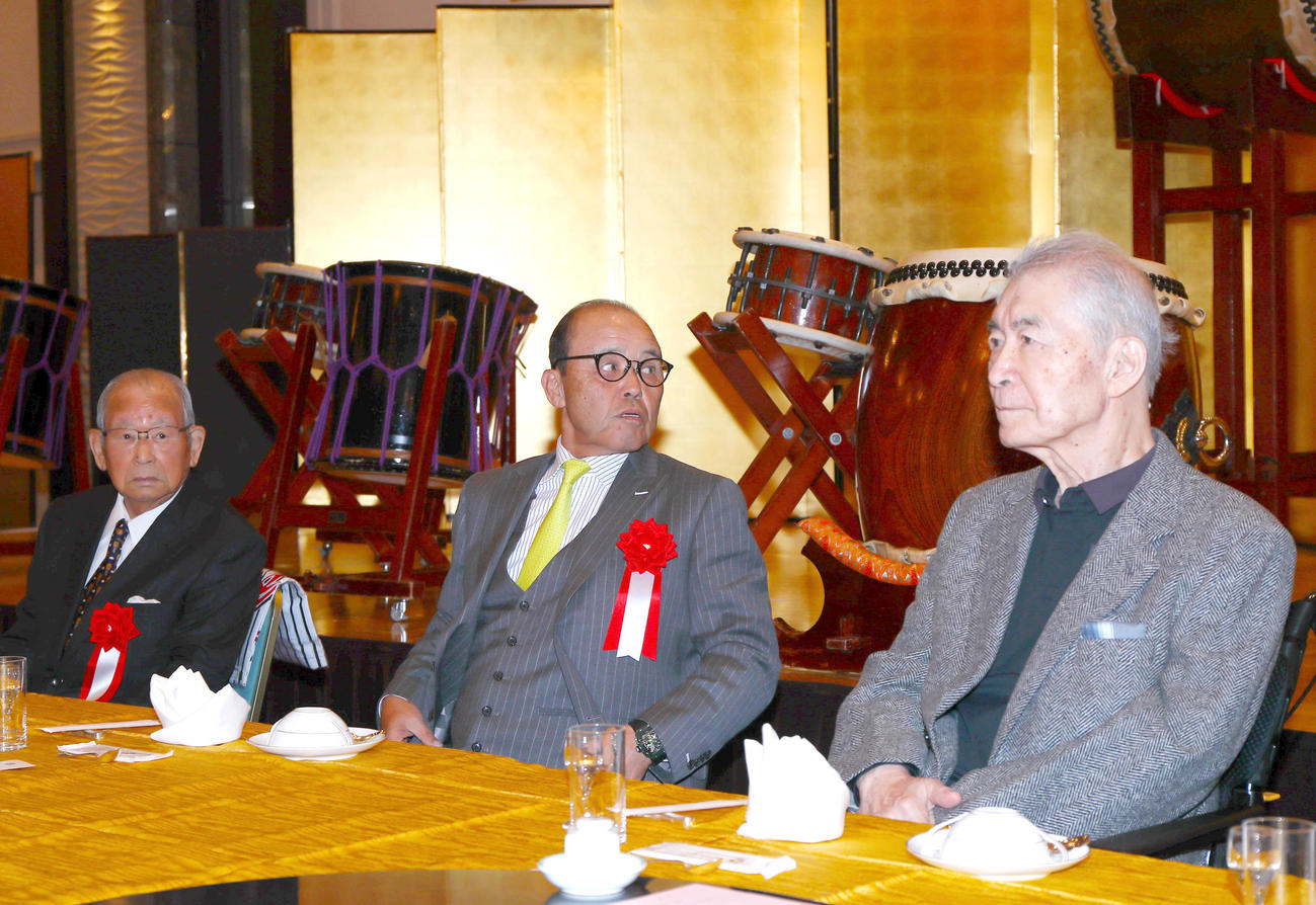 京都岡田会の優勝祝賀会に出席した、左から日刊スポーツ評論家の吉田義男氏、阪神岡田監督、ノーベル医学生理学賞を受賞した本庶佑氏（撮影・上山淳一）