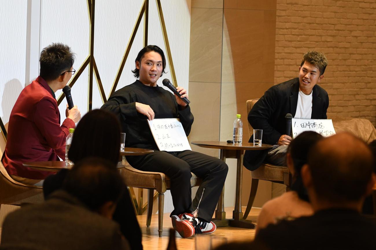 トークショーに参加した日本ハム伊藤（中央）と今川（右）（撮影・石井翔太）