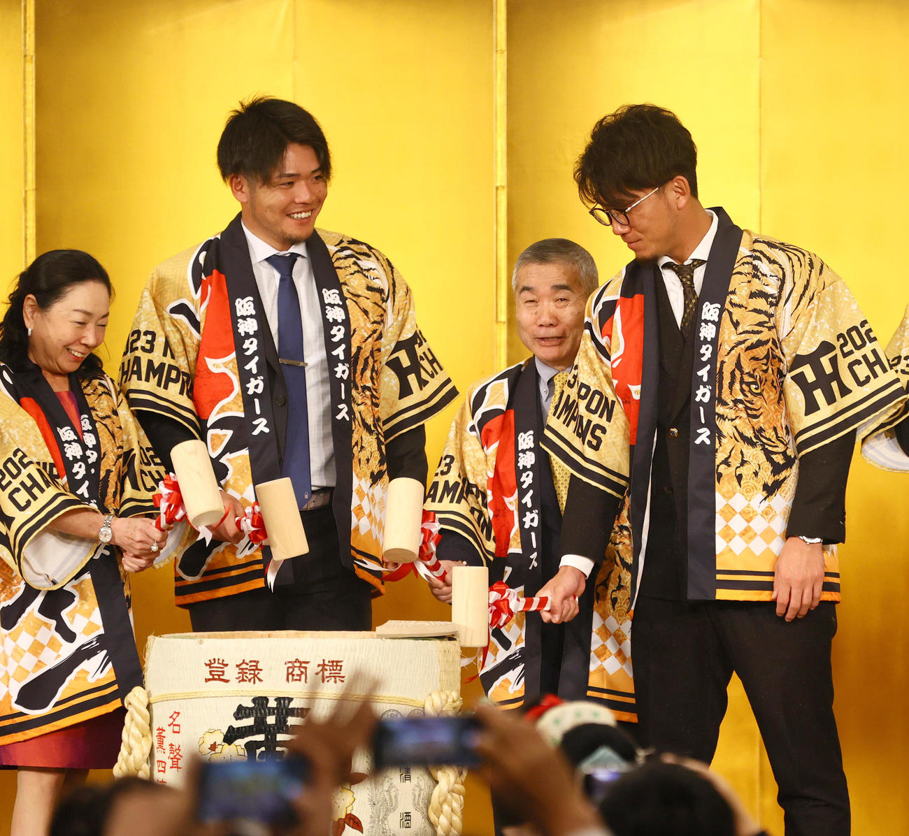 京都岡田会の優勝祝賀会で鏡開きする阪神小野寺（左から2人目）と伊藤将（右）（撮影・上山淳一）
