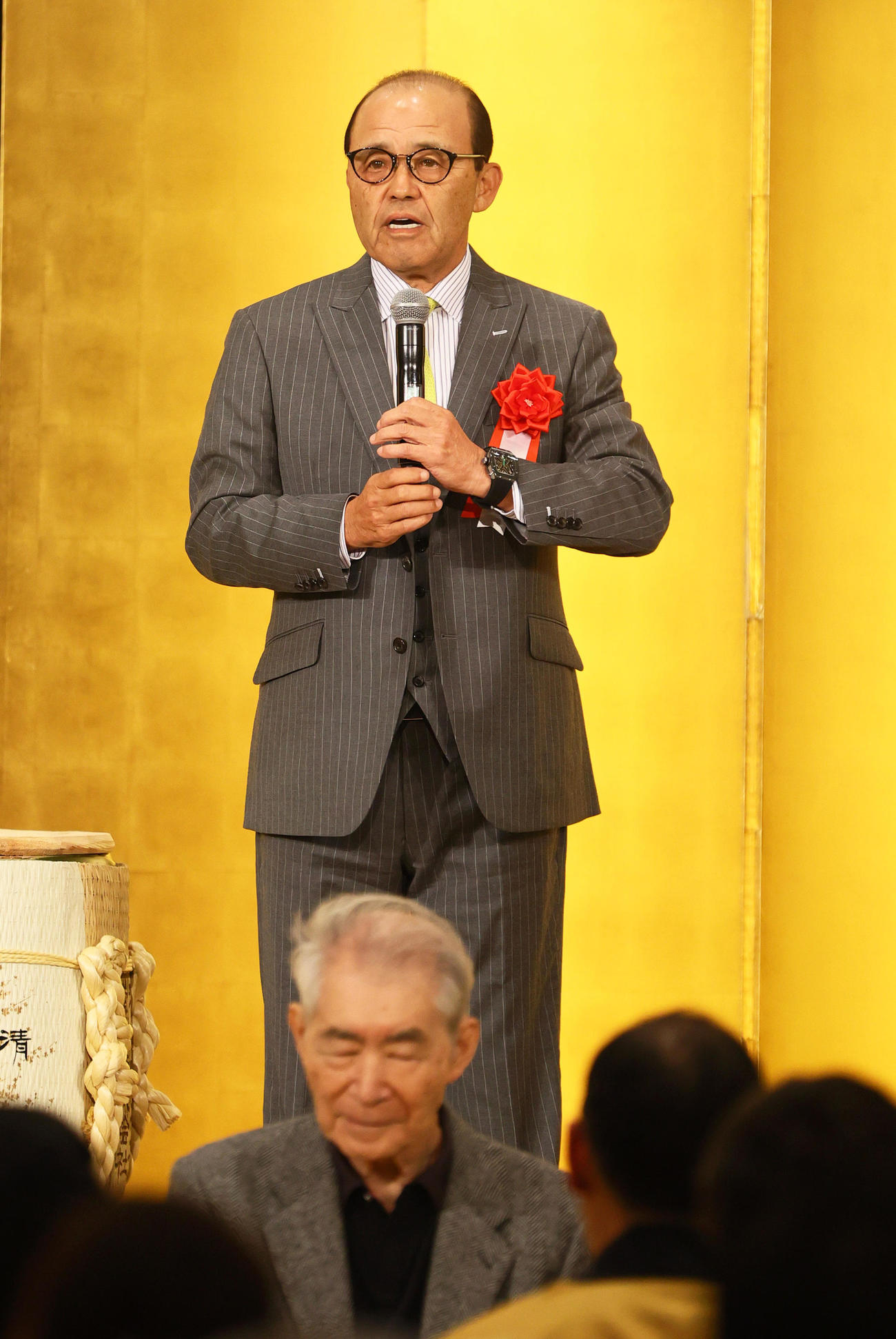 京都岡田会の優勝祝賀会であいさつする阪神岡田監督。手前はノーベル医学生理学賞受賞の本庶氏（撮影・上山淳一）