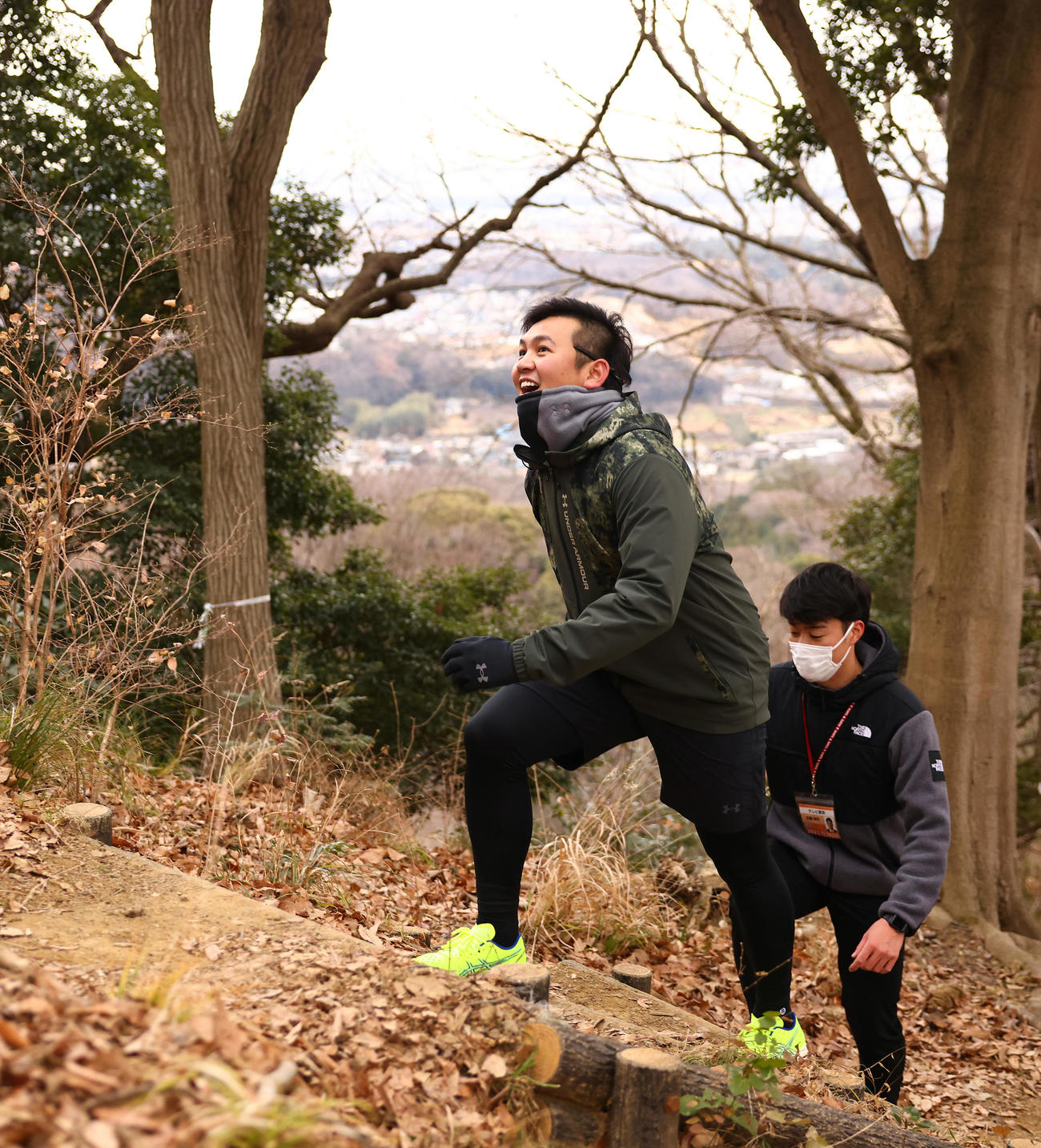 昨年の自主トレで恒例の山登りを行うDeNA山崎（左）