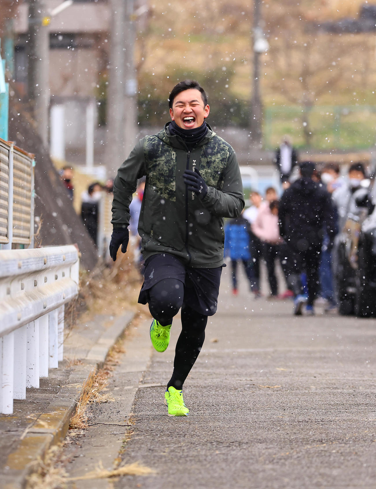 昨年の自主トレで雪の中を坂道ダッシュするDeNA山崎（中央）