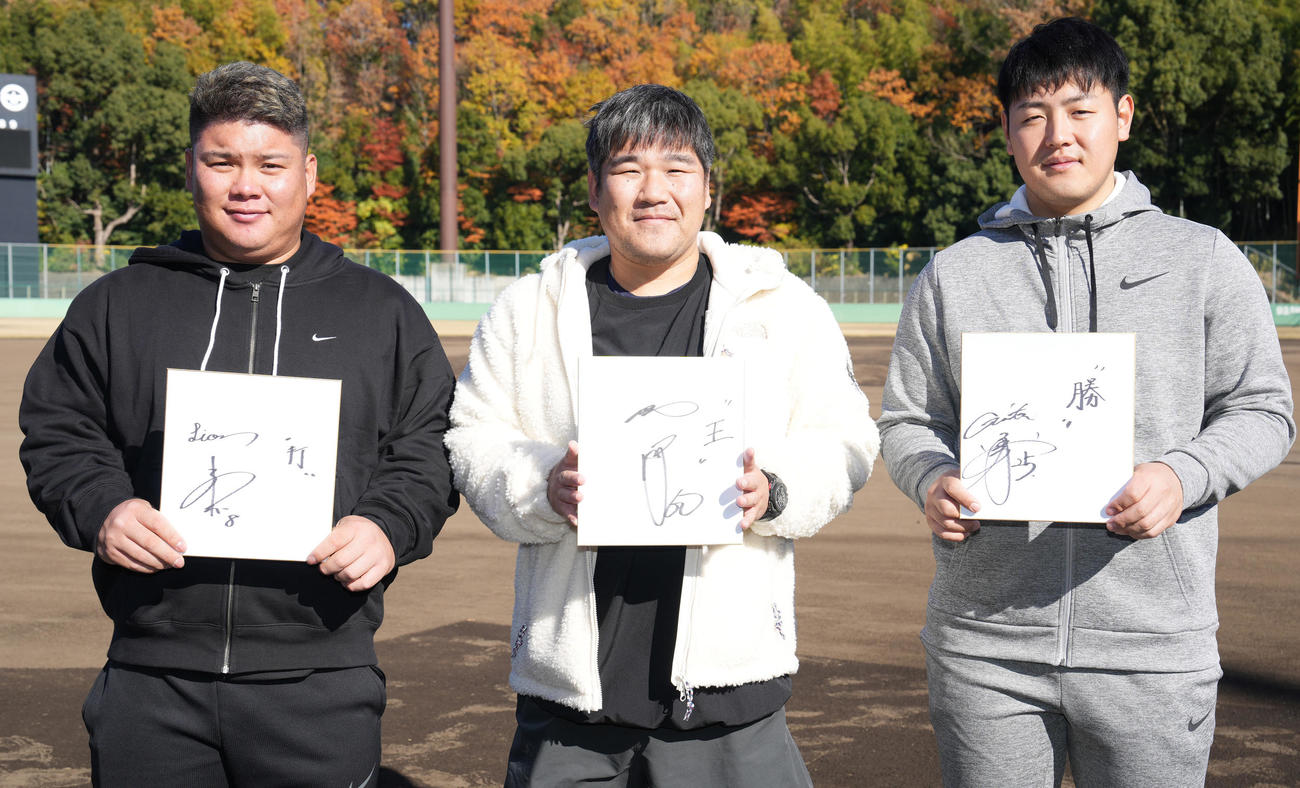 合同自主トレを終え、色紙に来季の目標を漢字1文字でしたためた、左から西武渡部、中村、巨人岡本和