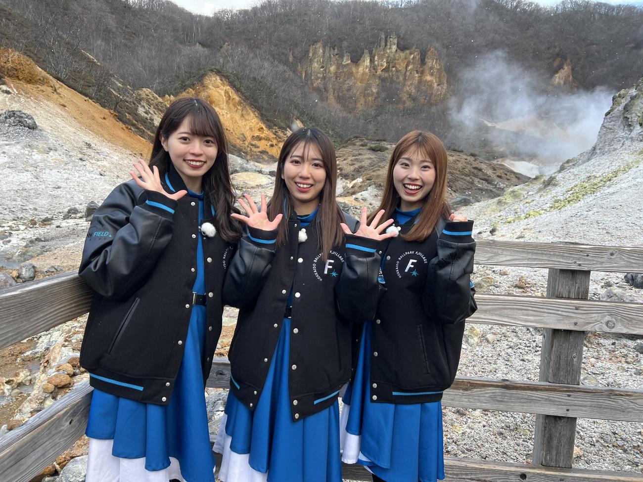 CS放送GAORAで「ファイターズガールの見らさるTV」に出演する、左からファイターズガールの塩沢美咲、高野実、上村優菜（GAORA提供）