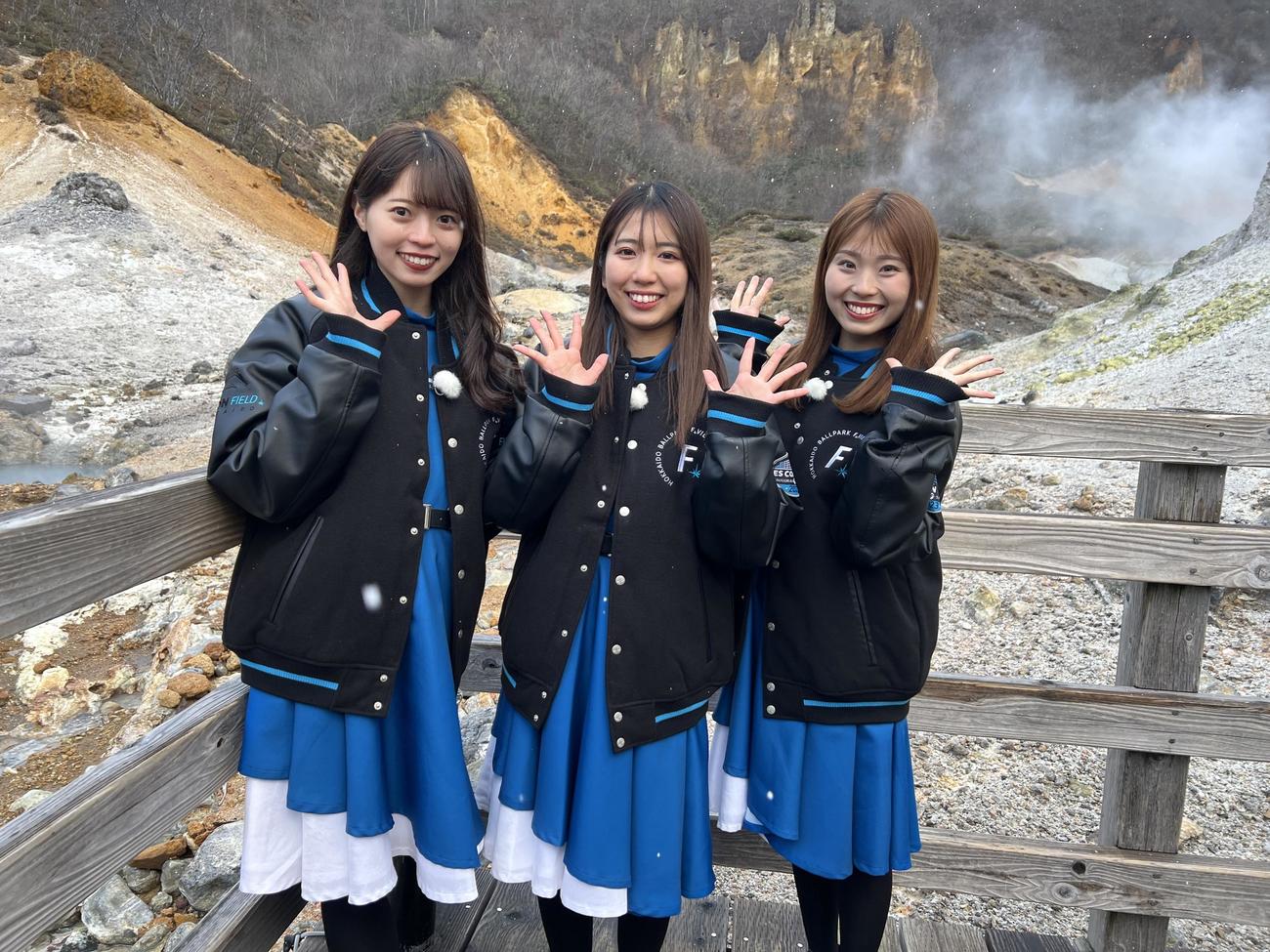 CS放送GAORAで「ファイターズガールの見らさるTV」に出演する、左からファイターズガールの塩沢美咲、高野実、上村優菜（GAORA提供）
