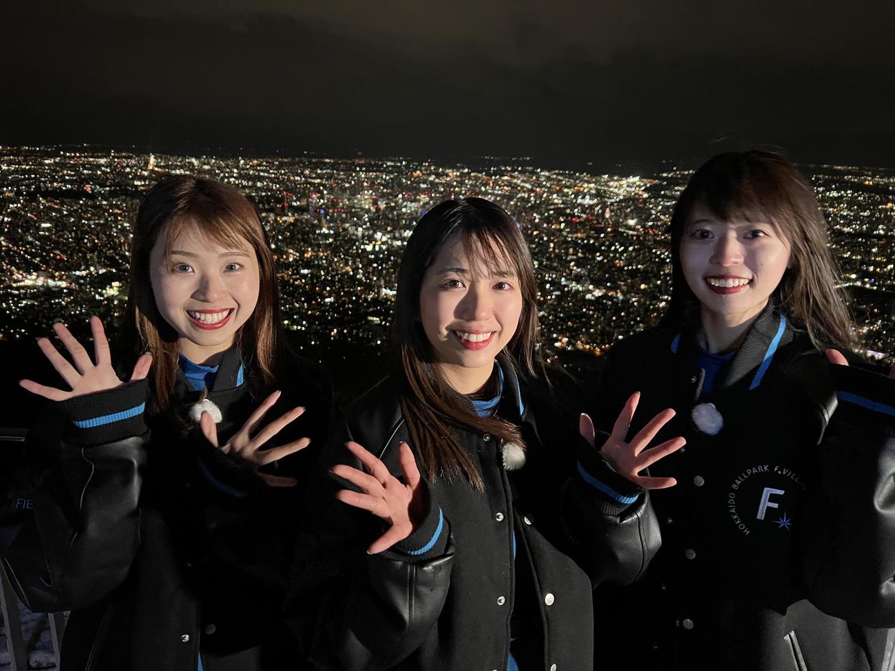 CS放送GAORAで「ファイターズガールの見らさるTV」に出演する、左からファイターズガールの上村優菜、高野実、塩沢美咲（GAORA提供）