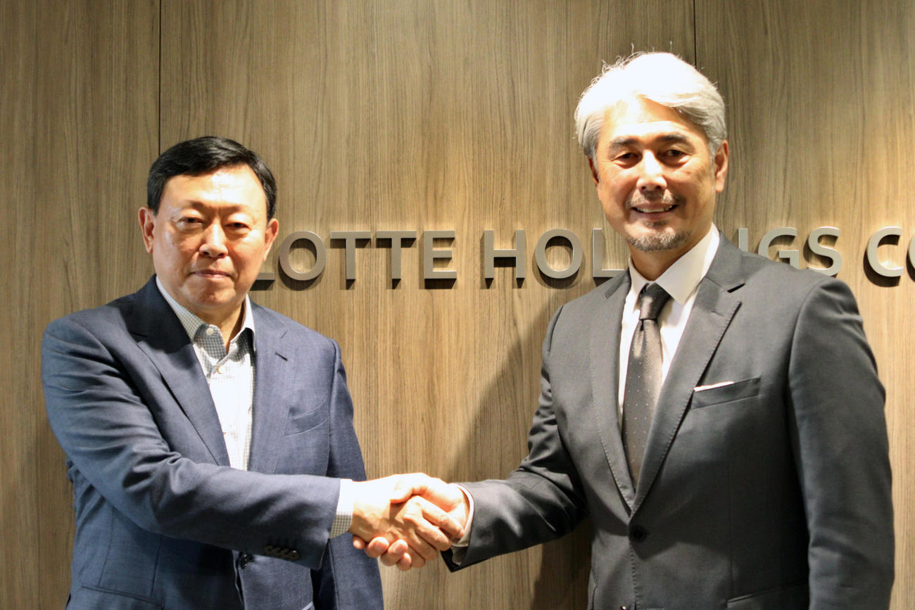 ロッテ重光昭夫球団代表取締役会長オーナー（左）にシーズン終了報告を行った吉井理人監督（右）（球団提供）
