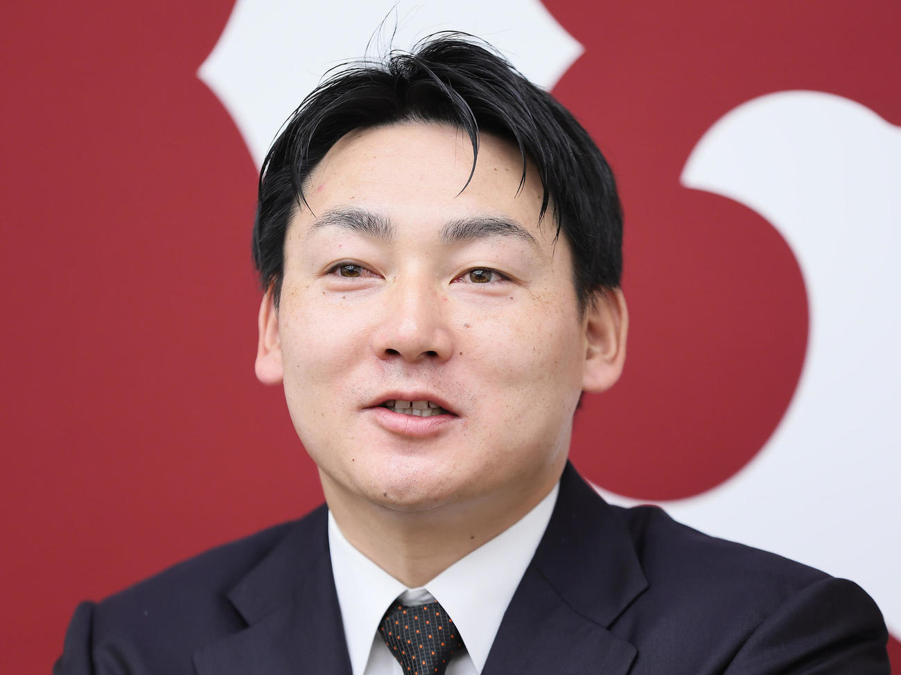 契約更改を終え、会見で巨人阿部監督への思いを語った丸（撮影・足立雅史）