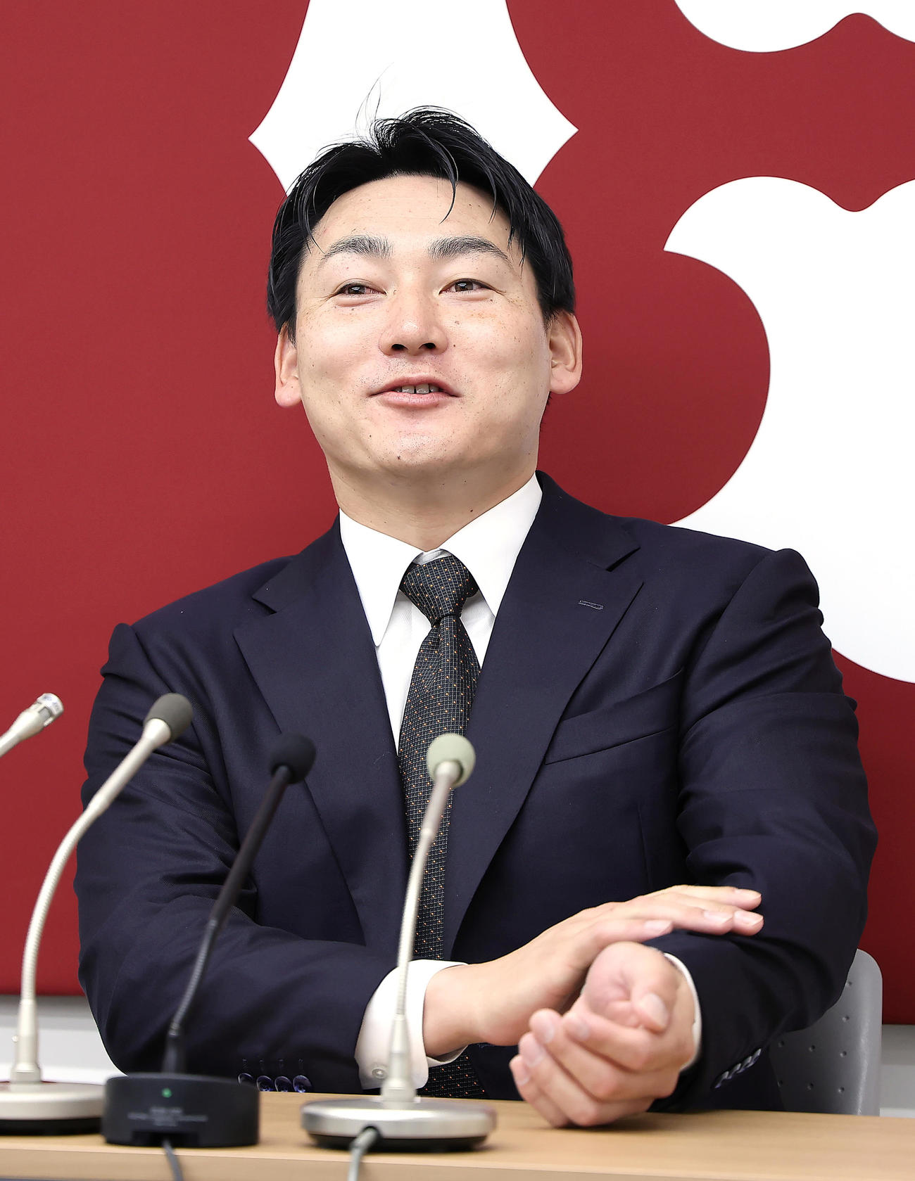 契約更改を終え、会見中、笑顔を見せる巨人丸（撮影・足立雅史）